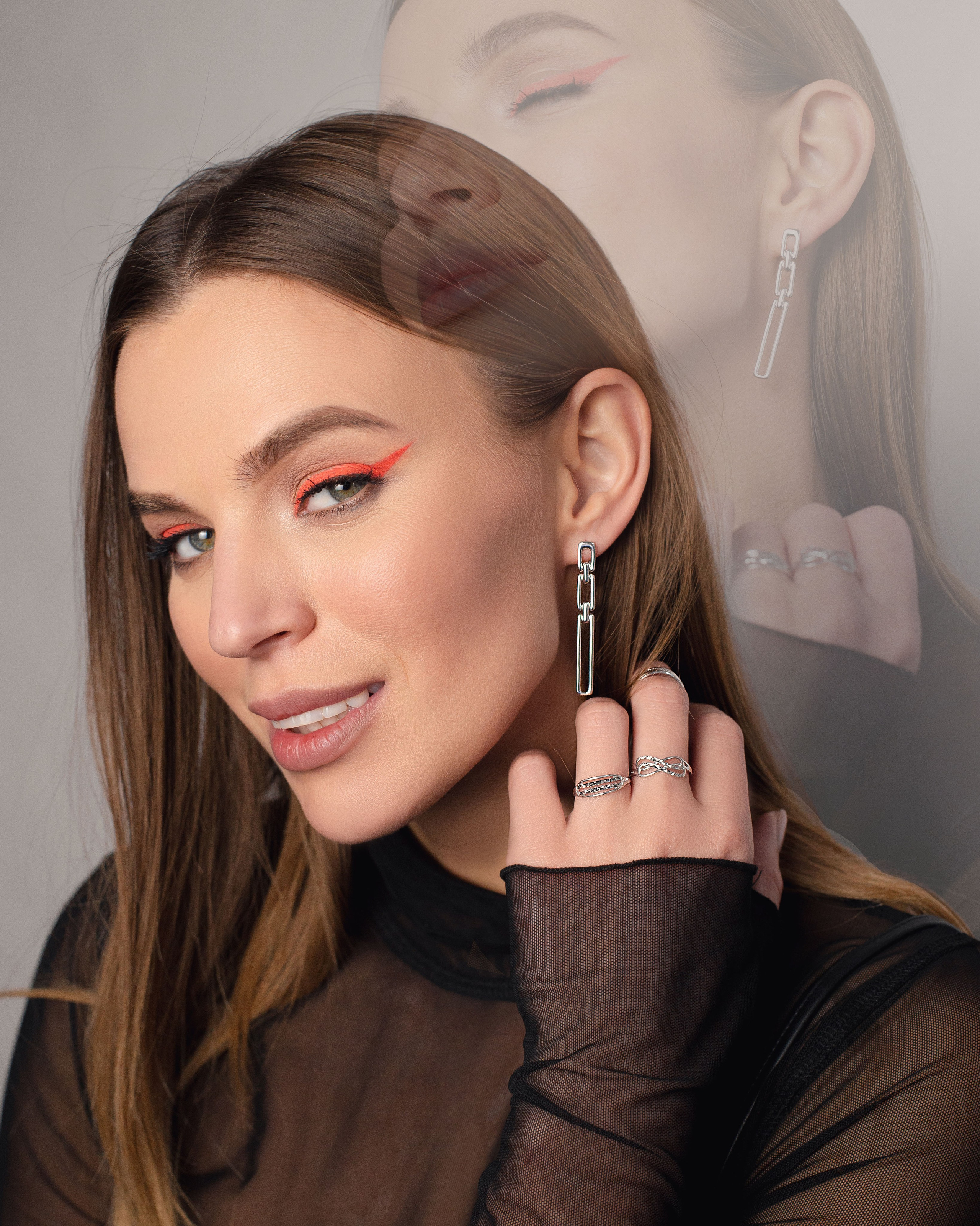 девушка с украшениями из серебра 925 пробы на фотосьемке бренда ювелирных украшений