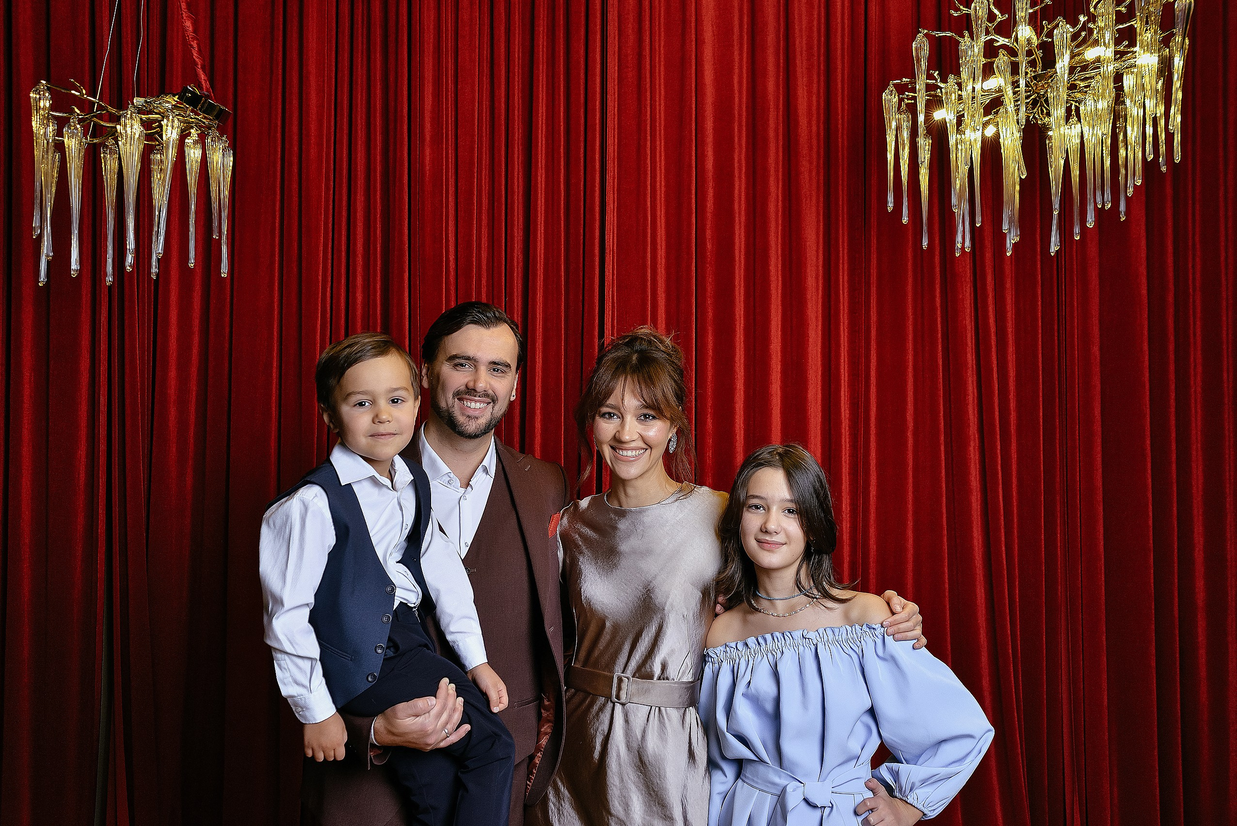 Стильная семейная фотосессия в студии. Семейный фотограф Дарья Едапина Новосибирск. Фотограф Дарья Едапина Новосибирск