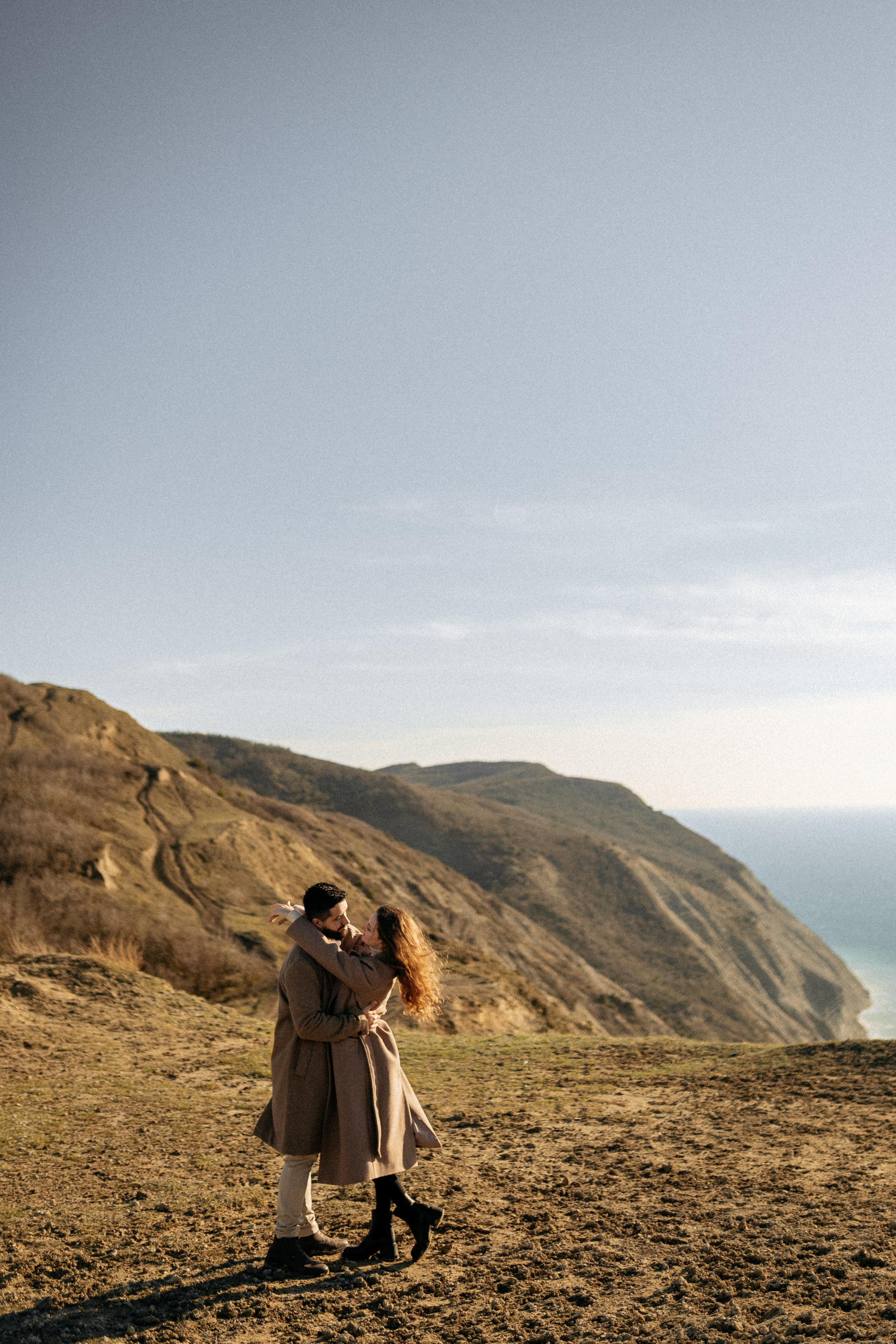 Помолвка в Анапе на песчаных барханах у моря — профессиональная фотосессия пары, предложение руки и сердца, фотограф Анапа, цена фотосессии