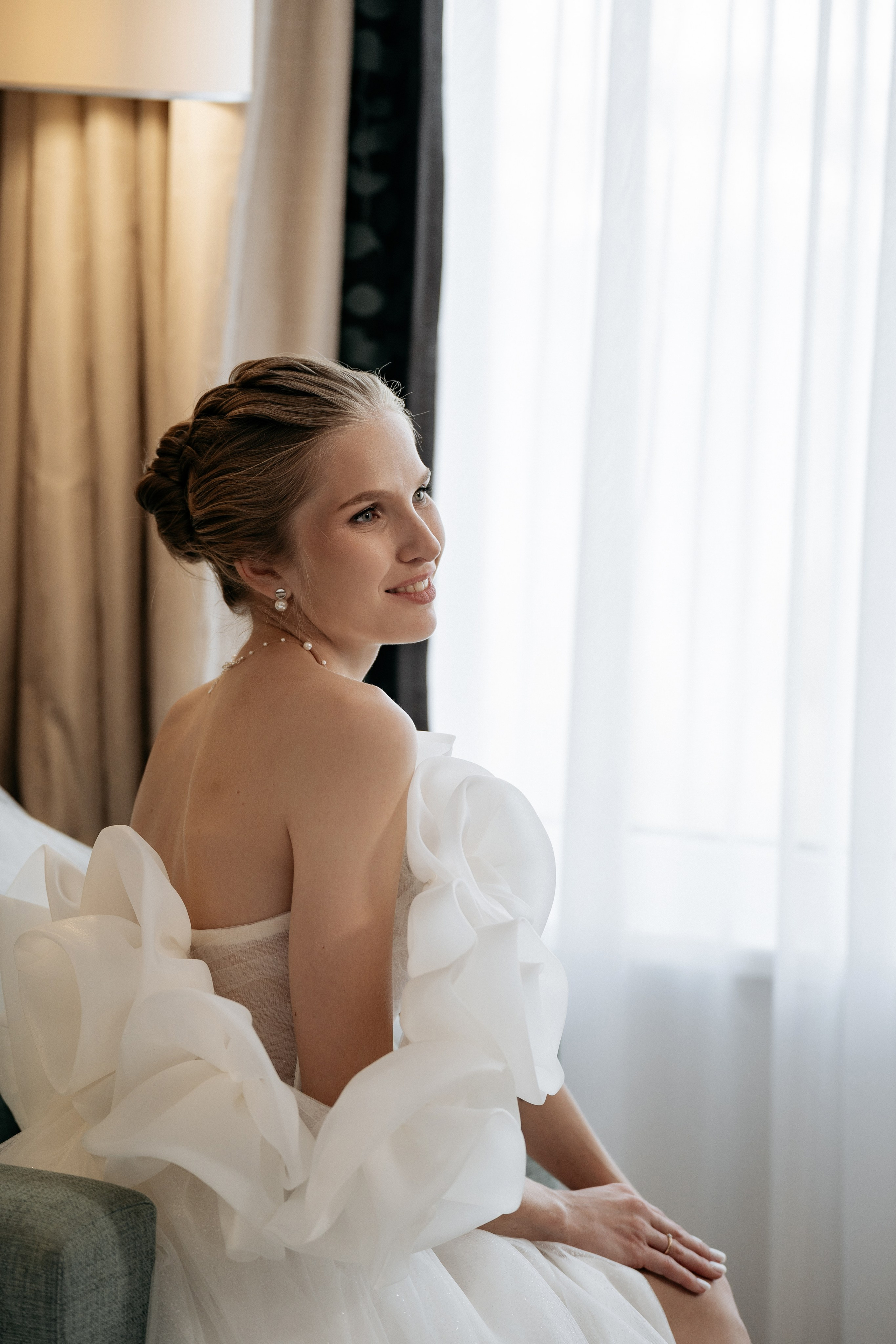 Фотограф Новороссийск - невеста с букетом в руках, первый взгляд в полном образе.