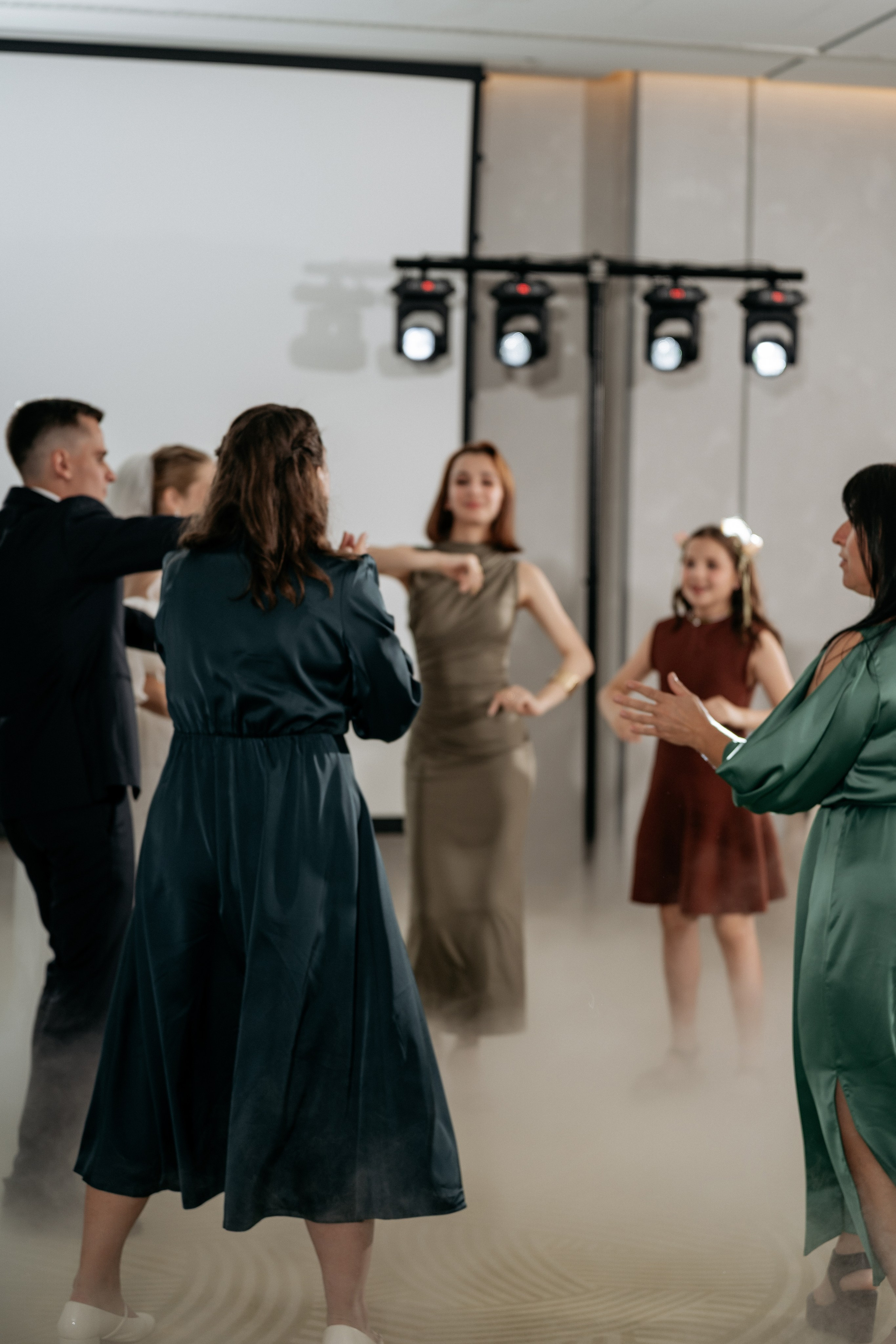 Свадебный фотограф в Новороссийске - зажигательная танцевальная открытая.