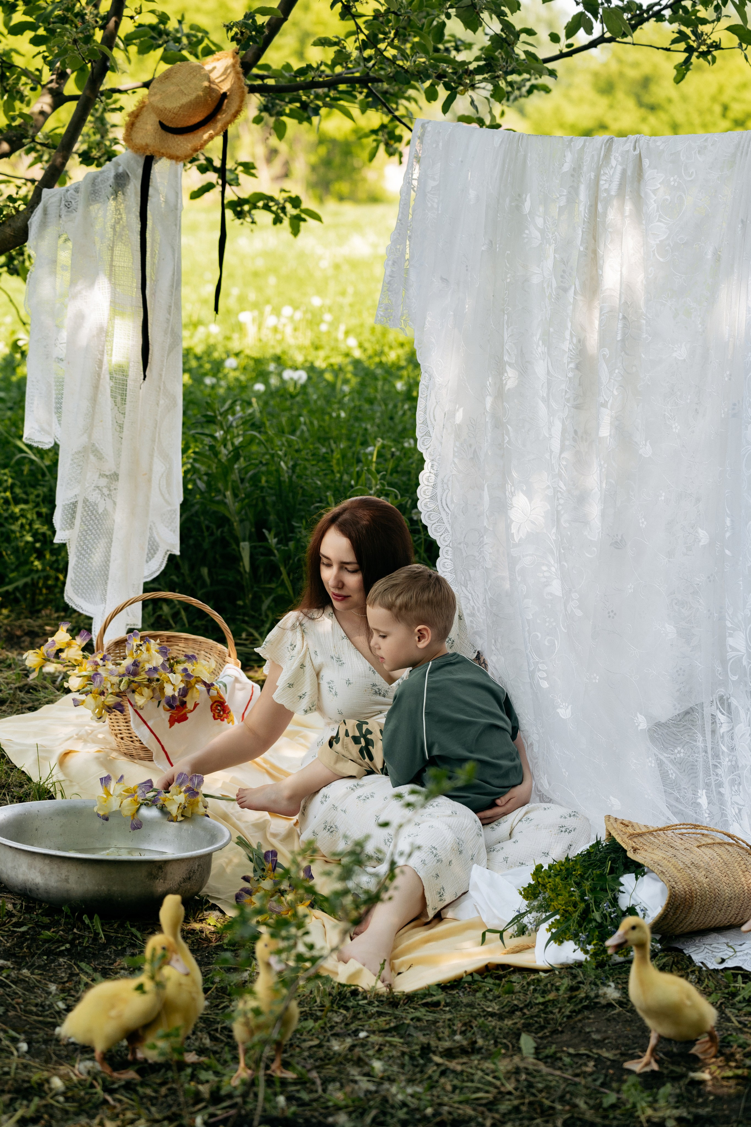 Семейная нежность: мама держит сына на коленях, а перед ними корзинка с утятами, фотограф Кучугуры