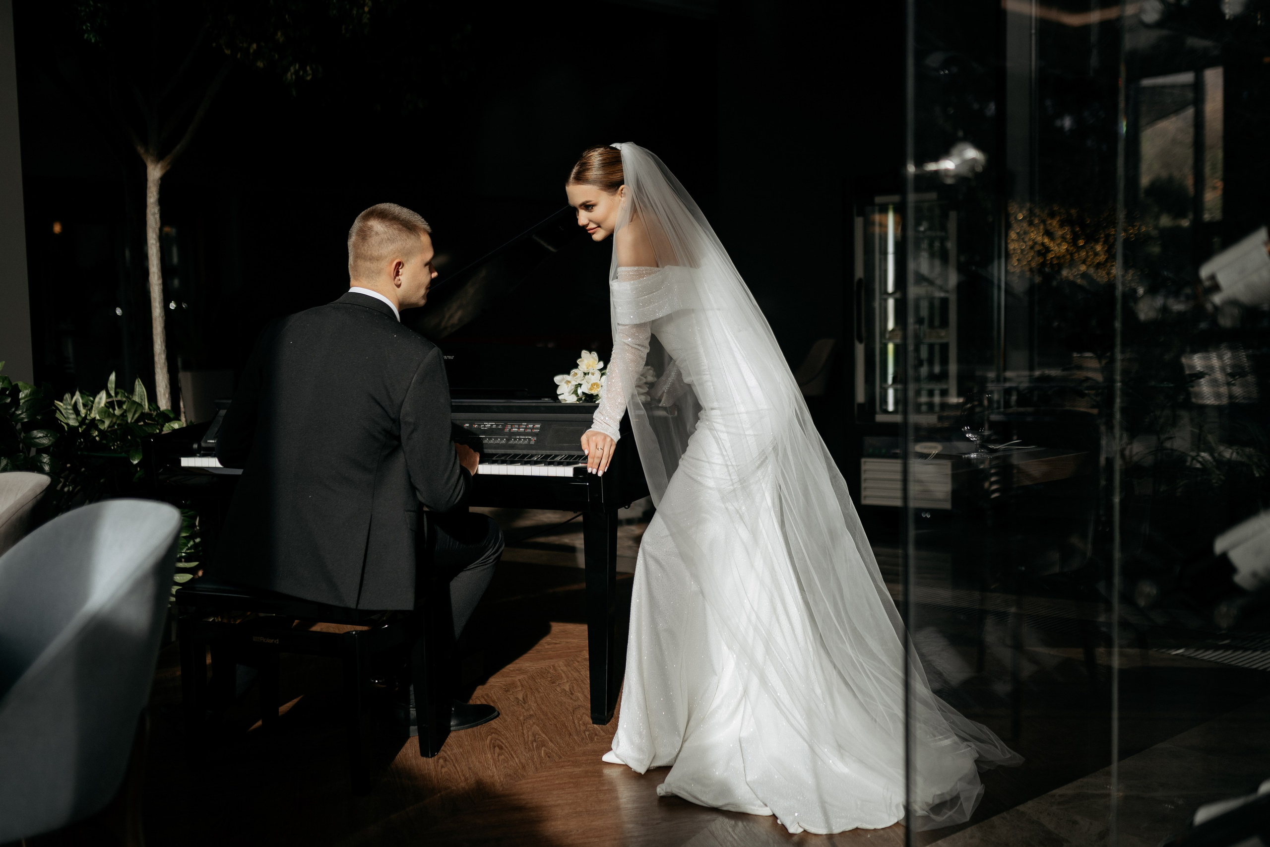 Музыкальная семья, свадебная фотография, жених играет на музыкальном инструменте, невеста смотрит на него, свадебная фотография