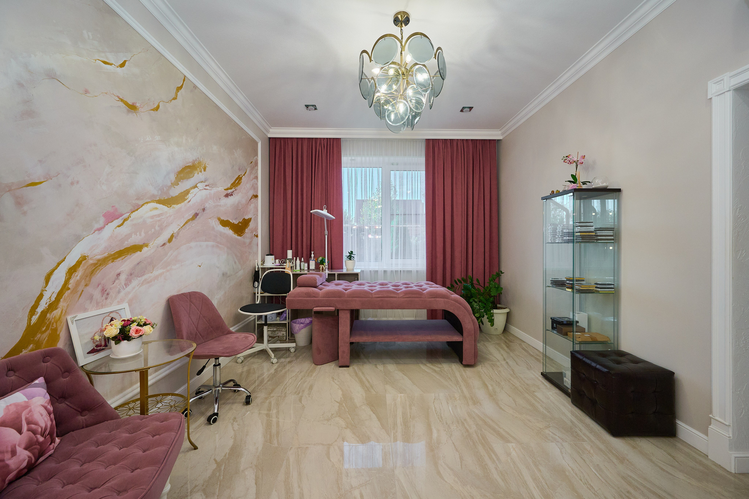 комната в розовых оттенках розовые шторы рабочие место светлые обои 