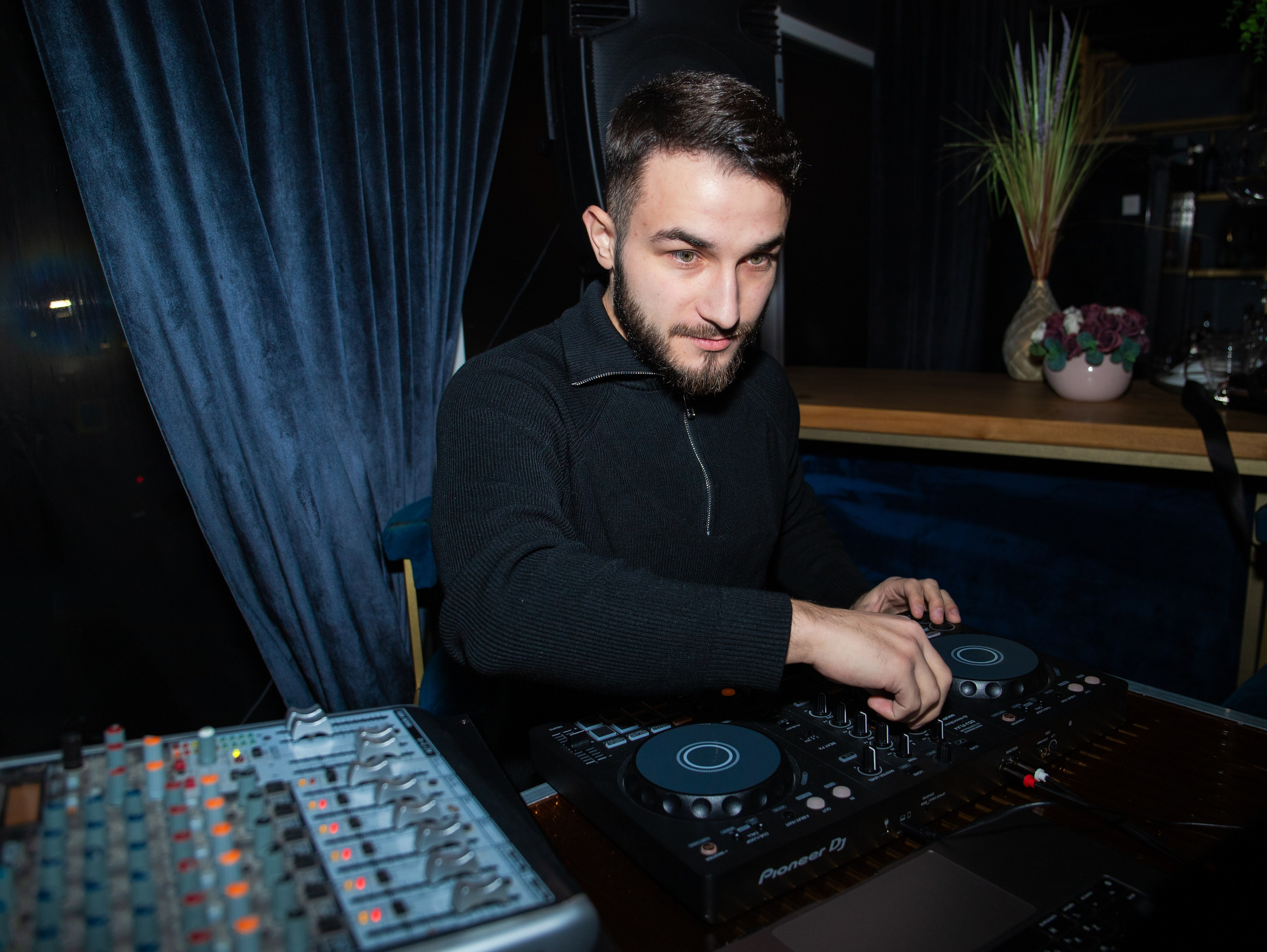 Репортажка из кальян-бара. Свадебный и семейный фотограф в Москве Мила Широких