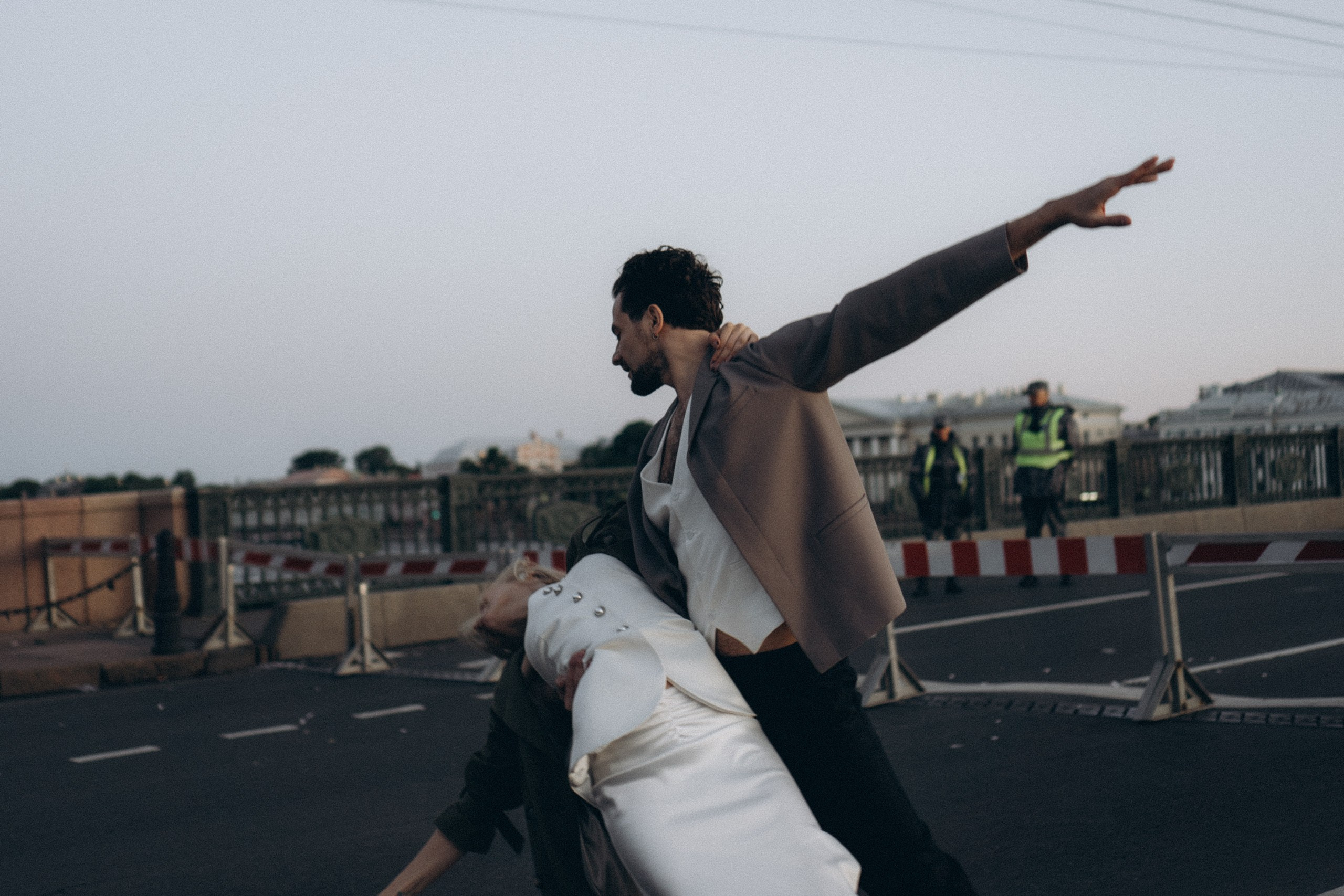 СВАДЕБНАЯ СЬЕМКА ПАРЫ НА РАССВЕТЕ В БЕЛЫЕ НОЧИ И ПРОГУЛКА С РАЗВОДНЫМИ МОСТАМИ И ПИКНИК ВОЗЛЕ ИСАКИЕВСКОГО СОБОРА. Профессиональный фотограф, Санкт-Петербург — Виктория Богомолова