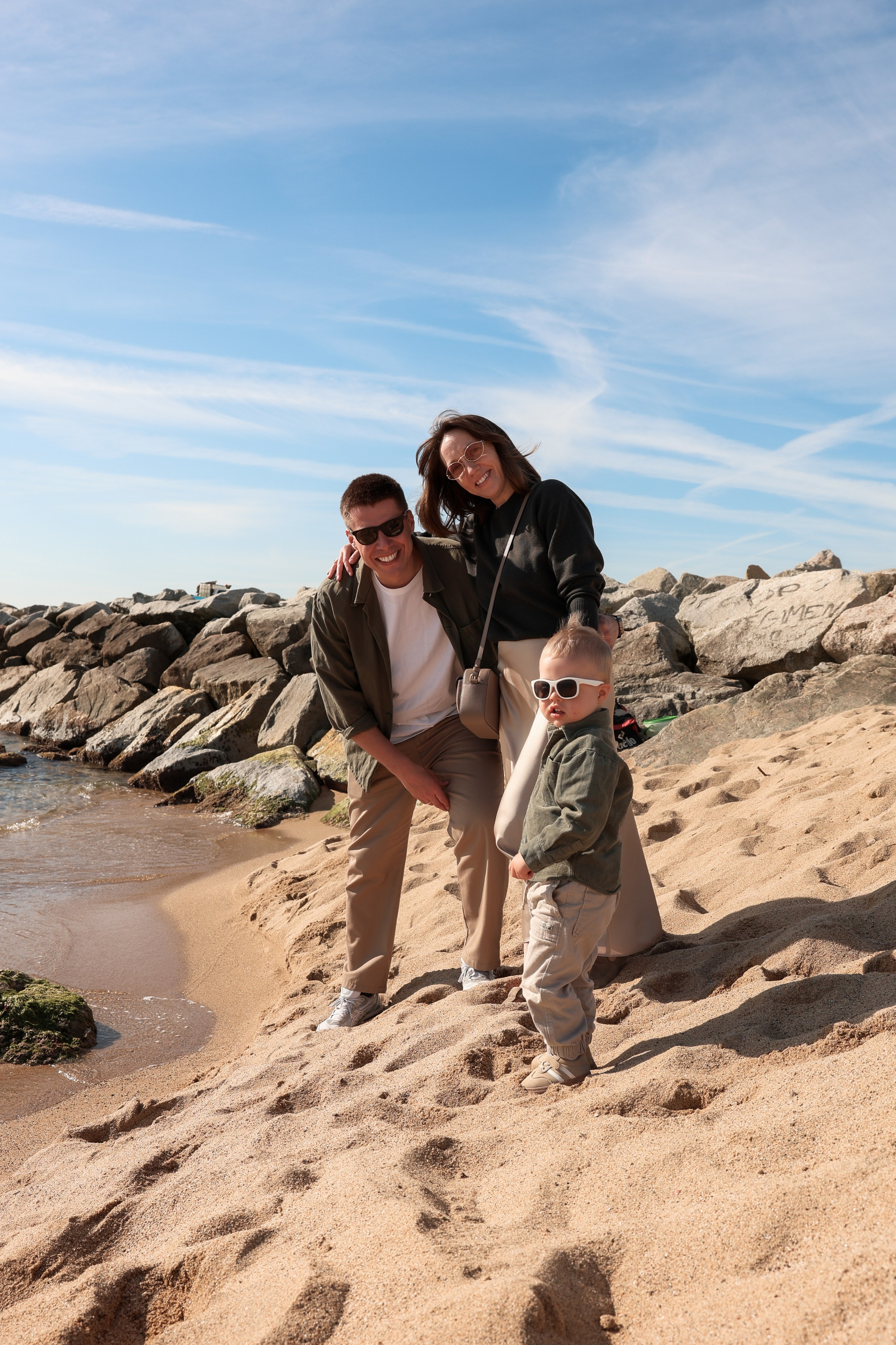 Seashore with a toddler. Natalia Zhuravleva|family, newborn, maternity photographer in Barcelona