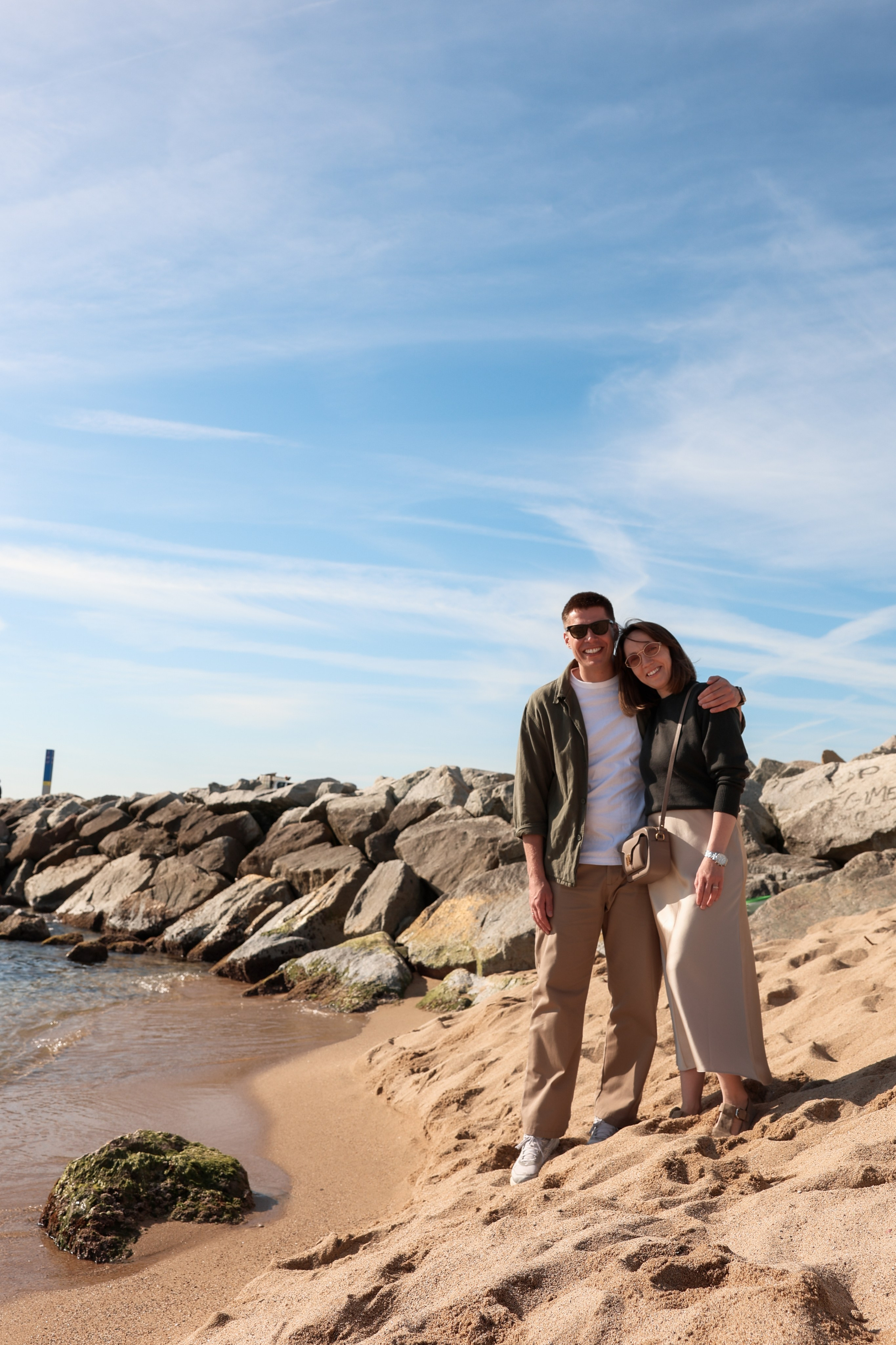 Seashore with a toddler. Natalia Zhuravleva|family, newborn, maternity photographer in Barcelona