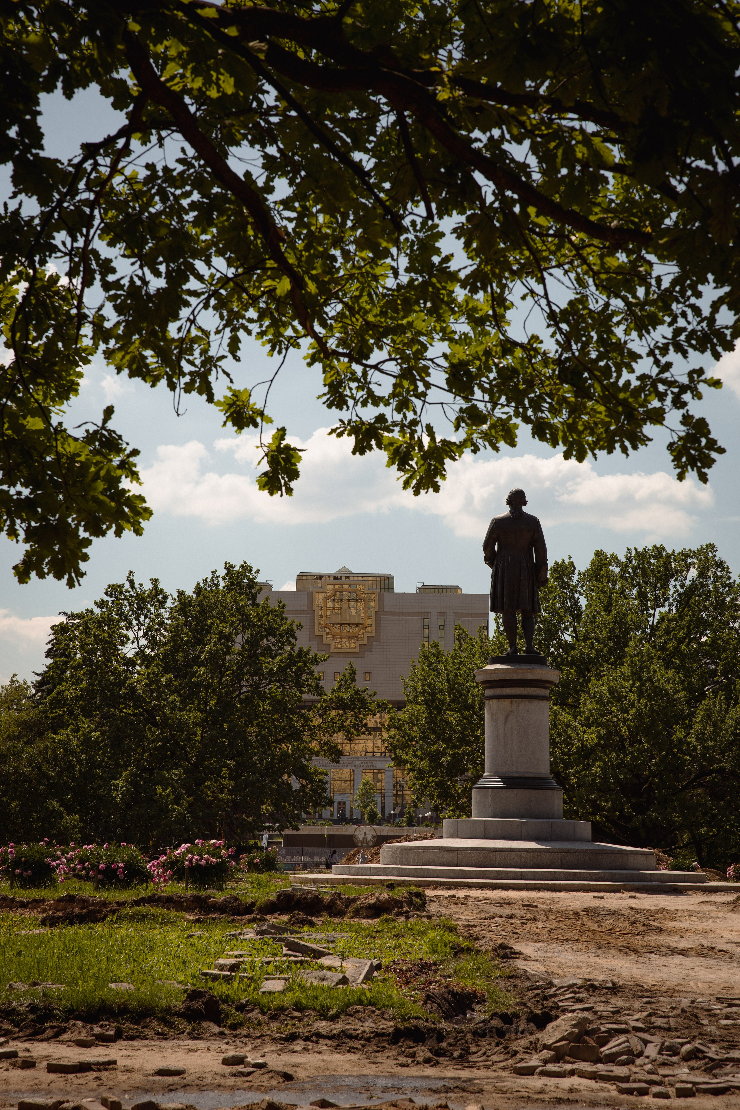 Настя с сыном у Alma-Mater. Ваш семейный newborn и lifestyle фотограф в СПБ Наталья Журавлева