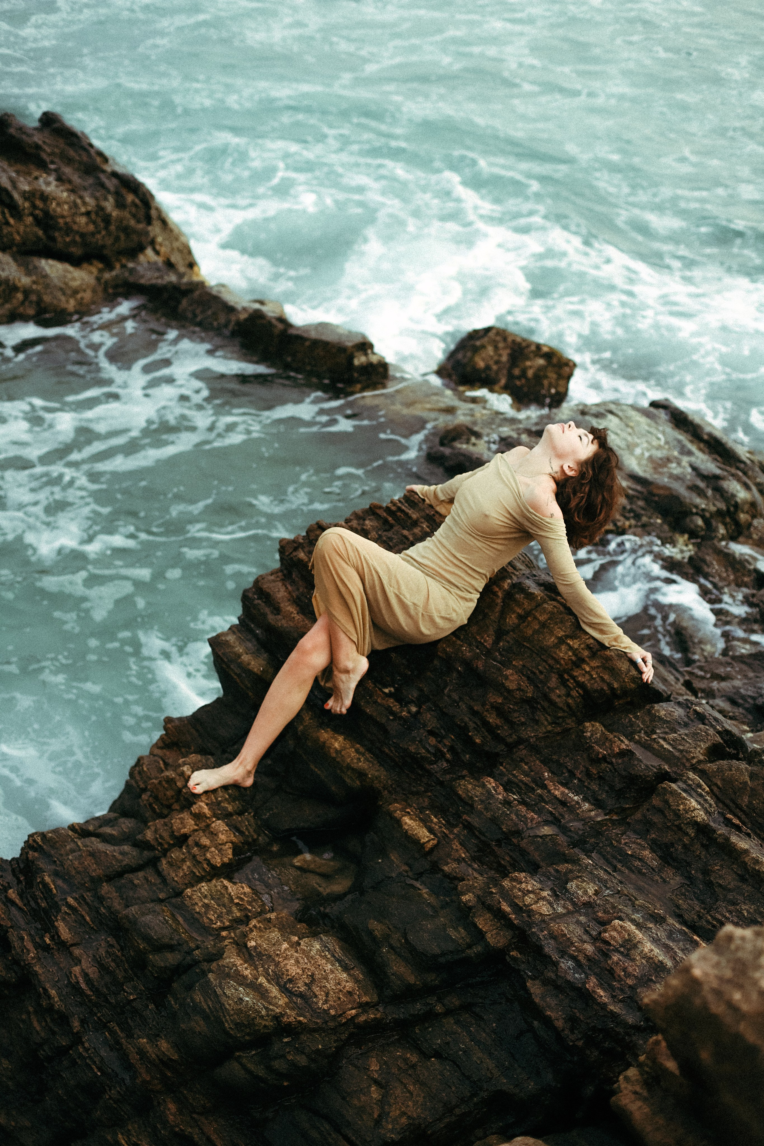 Эстетичные кадры на закате: девушка в прозрачном платье на камнях у отеля Naomi Beach | Нюд-фото. Фотограф на Шри-Ланке