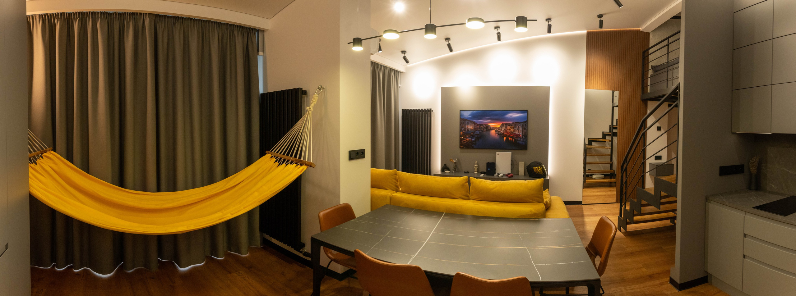 The apartment is on two levels. Fotograf Dmitrii Donets