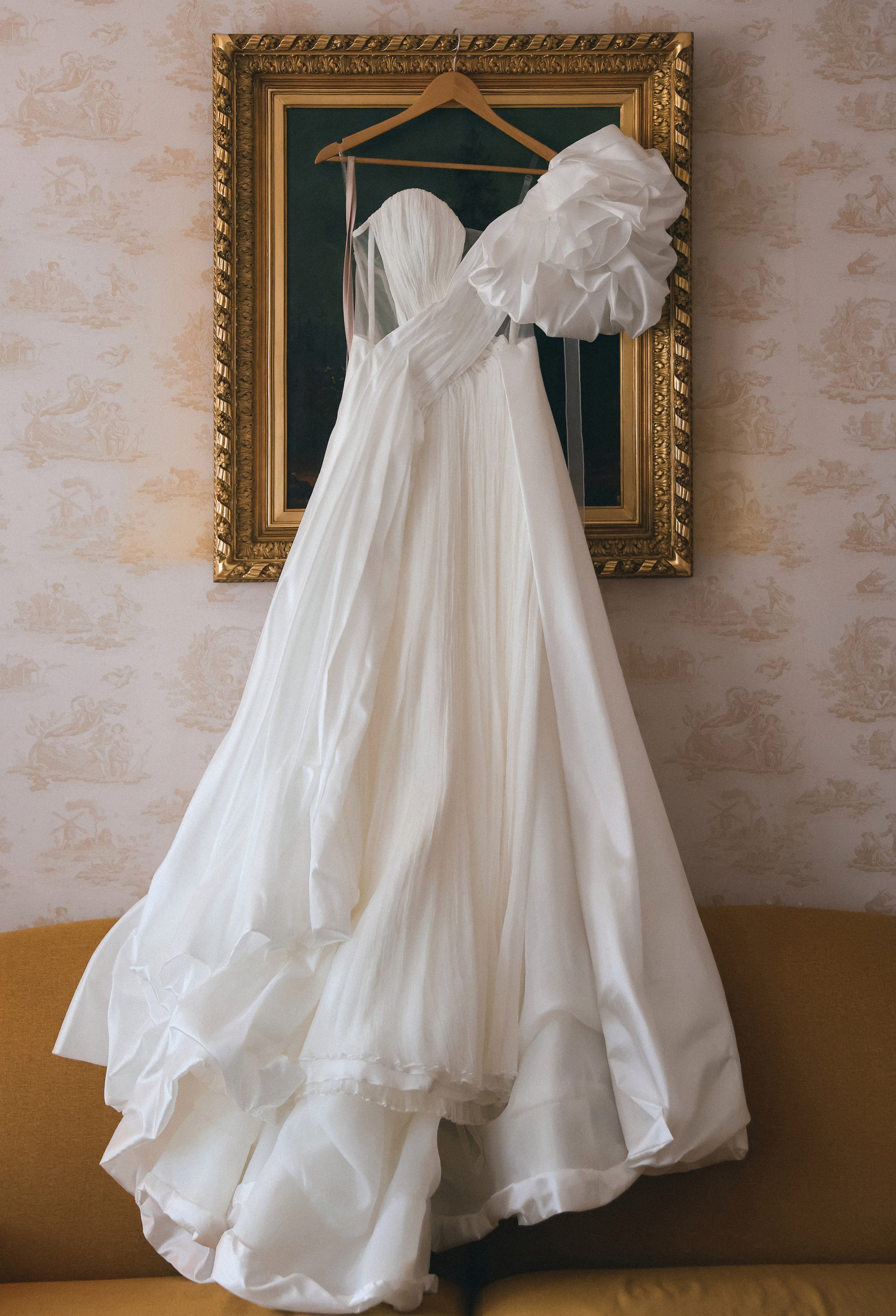 В ЛУЧАХ ЗАКАТА НА БЕРЕГУ МОРСКОМ