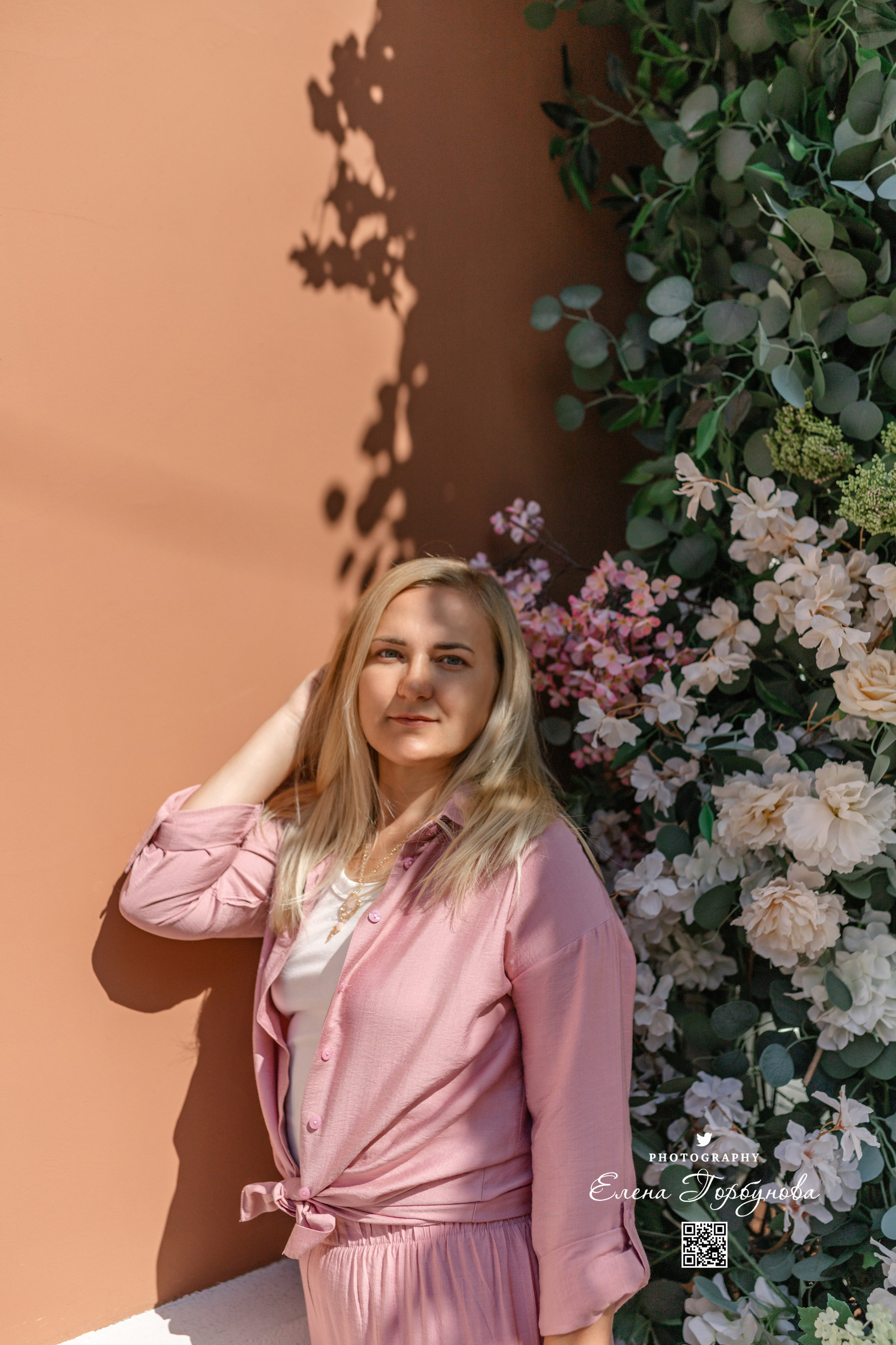 жесткое солнышко. рисунки на стене и на лице в фотографии