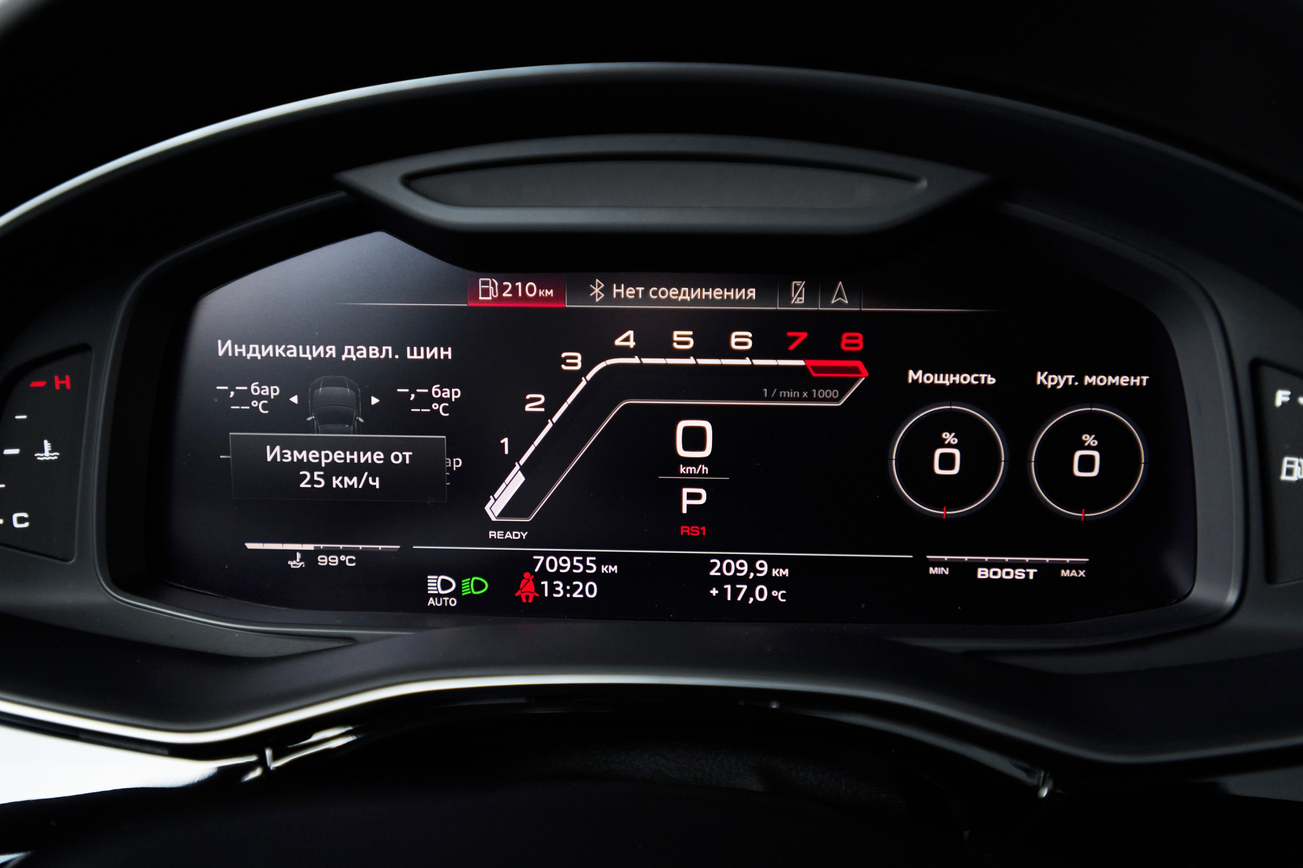 Цифровая приборная панель Audi RS Q8 крупным планом