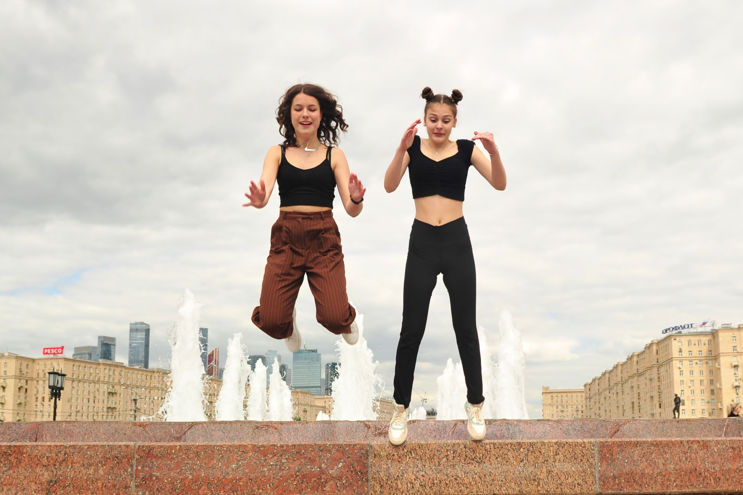 Последний Звонок на Поклонной Горе (уличная фотосессия 9-классников). Свадебный и семейный фотограф в Москве Ирина Гончарова