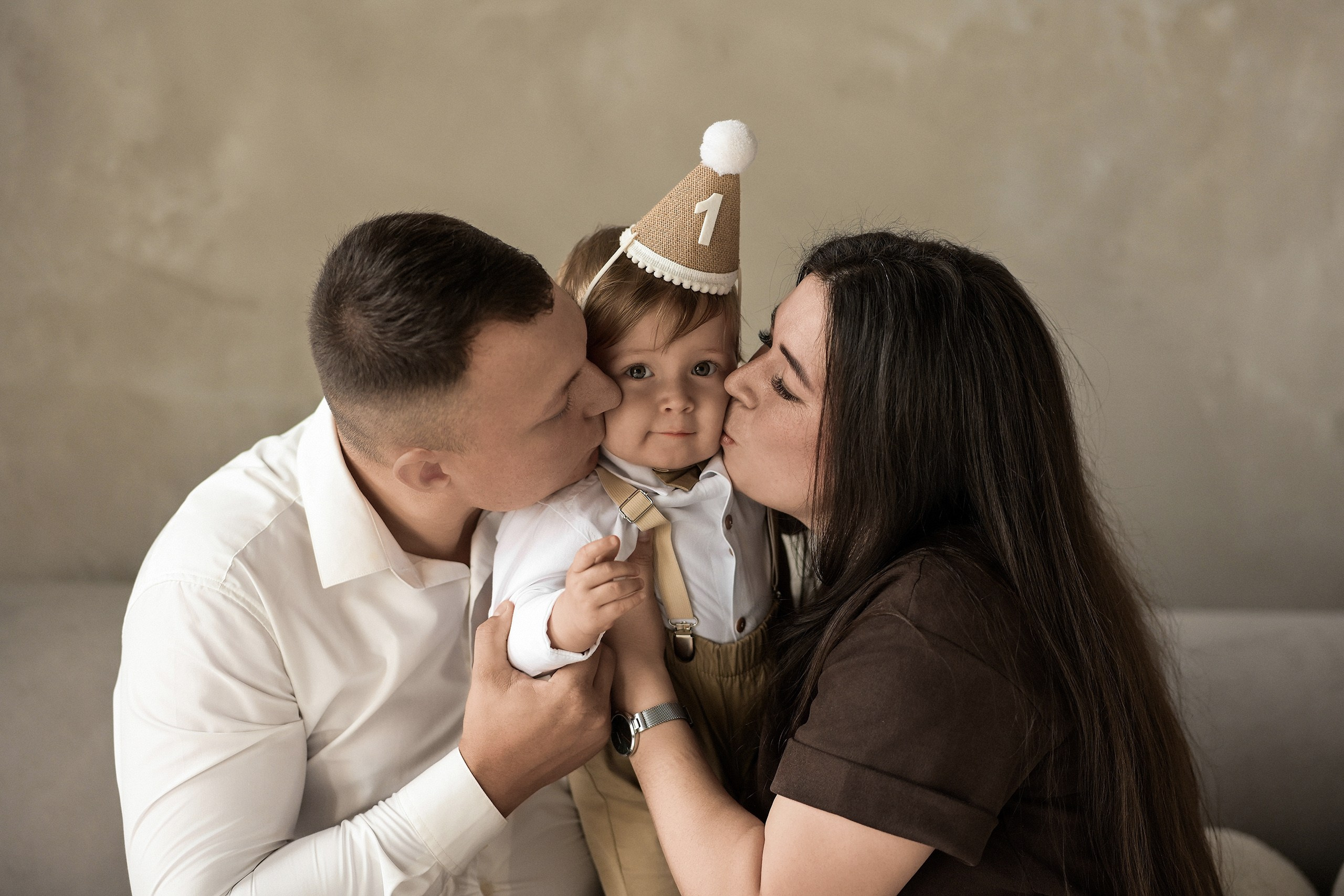 Семейная фотосессия на первый день рождения в Красноярске. 📸 Свадебный и семейный фотограф в Красноярске Тихомиров Евгений | 17 лет опыта | 800+ свадеб