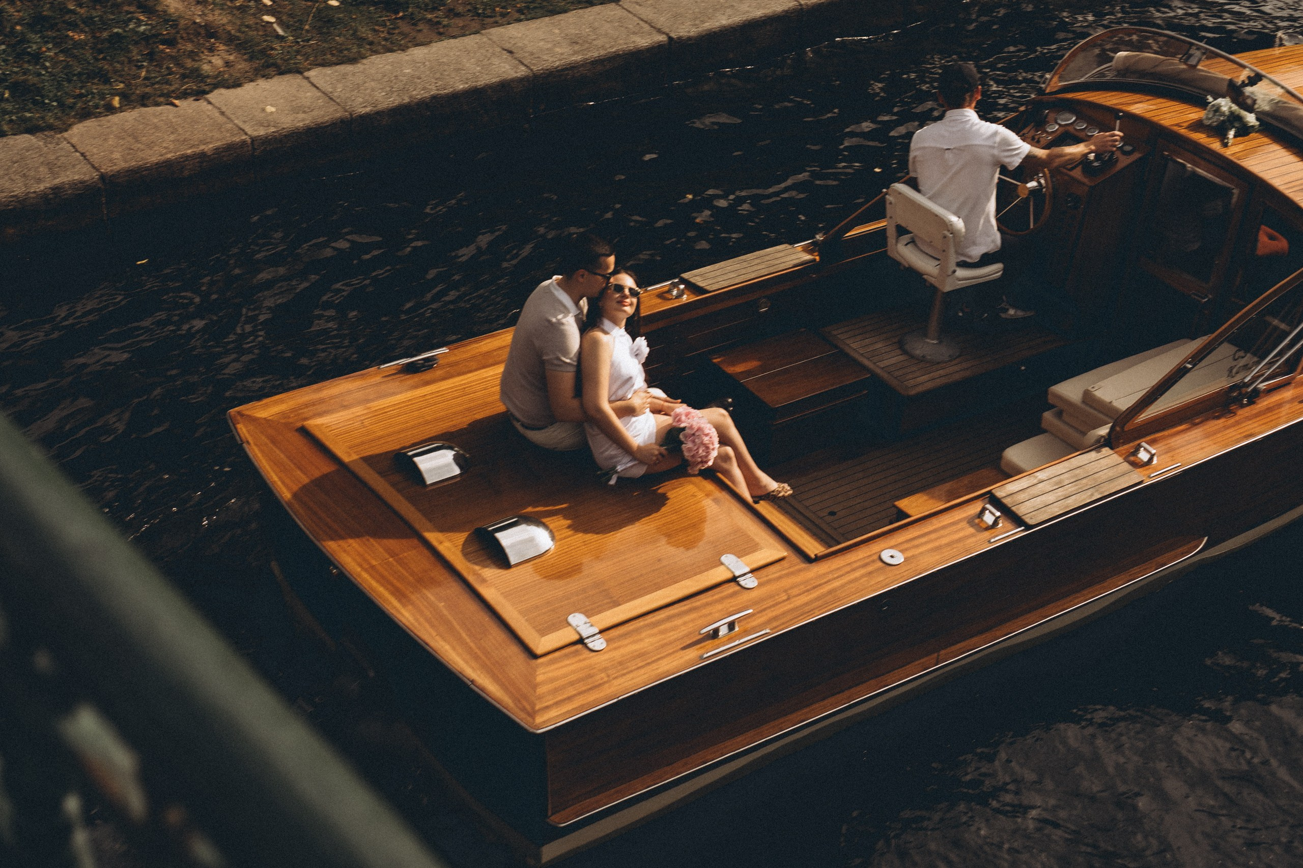 СВАДЕНБНАЯ СЬЕМКА НА КАТЕРЕ ПО КАНАЛАМ САНКТ-ПЕТЕРБУРГА И В АКВАТОРИИ НЕВЫ. Профессиональный фотограф, Санкт-Петербург — Виктория Богомолова