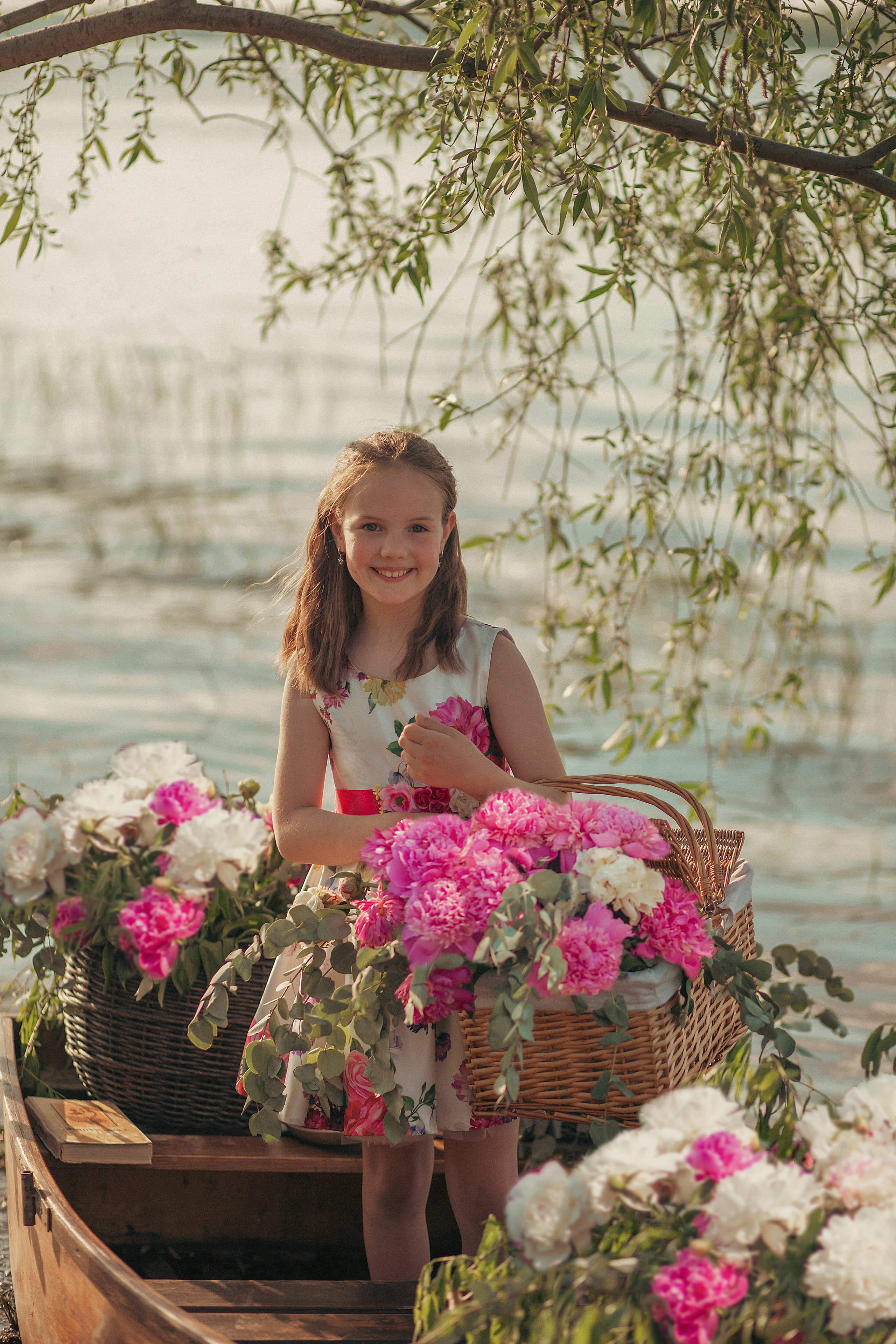 Лодка с пионами. Фотограф Ольга Бобб Нижний Новгород