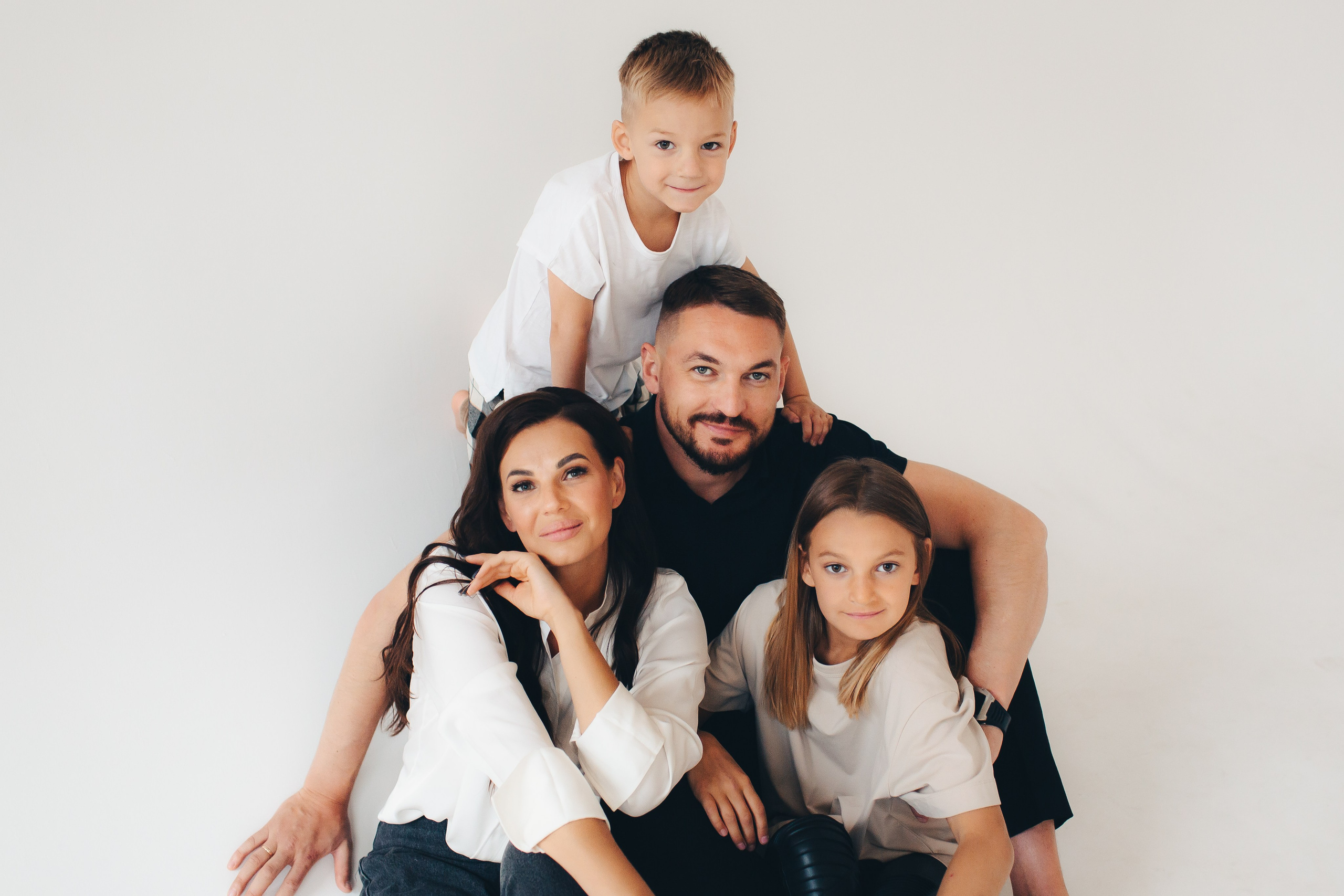 Семейная съёмка на белом фоне. Фотограф Евгения Мальцева, Архангельск
