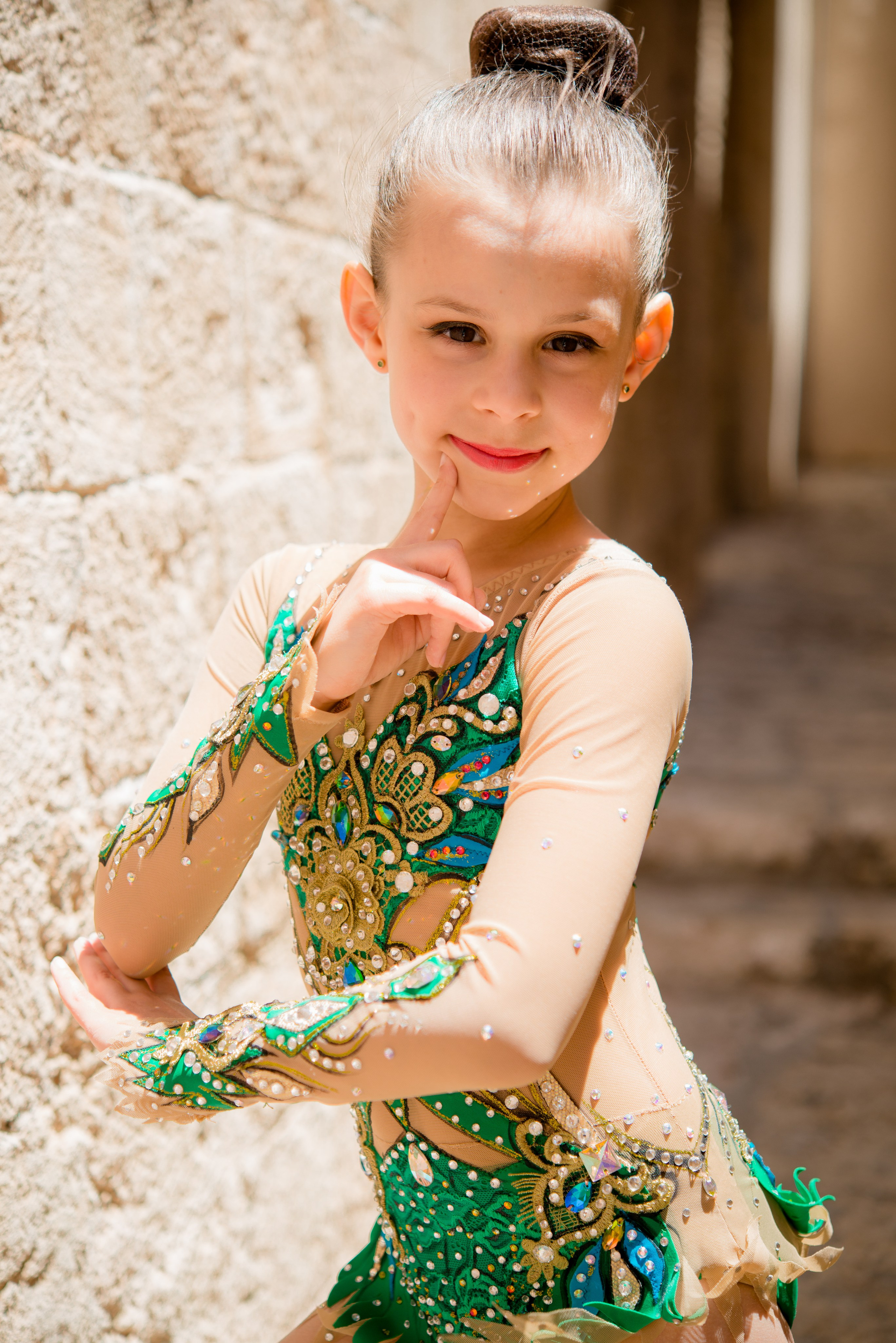 Фотосессия девочки-гимнастки в старом городе. Главная