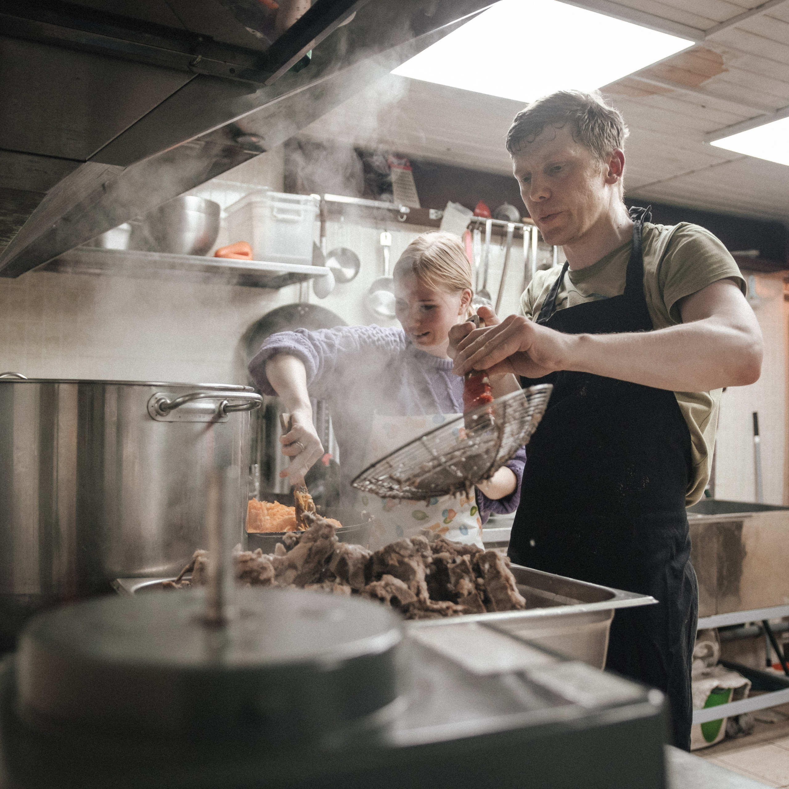Снова готовка для кормления бездомных. Фотограф в Москве Максим Скоробогатов