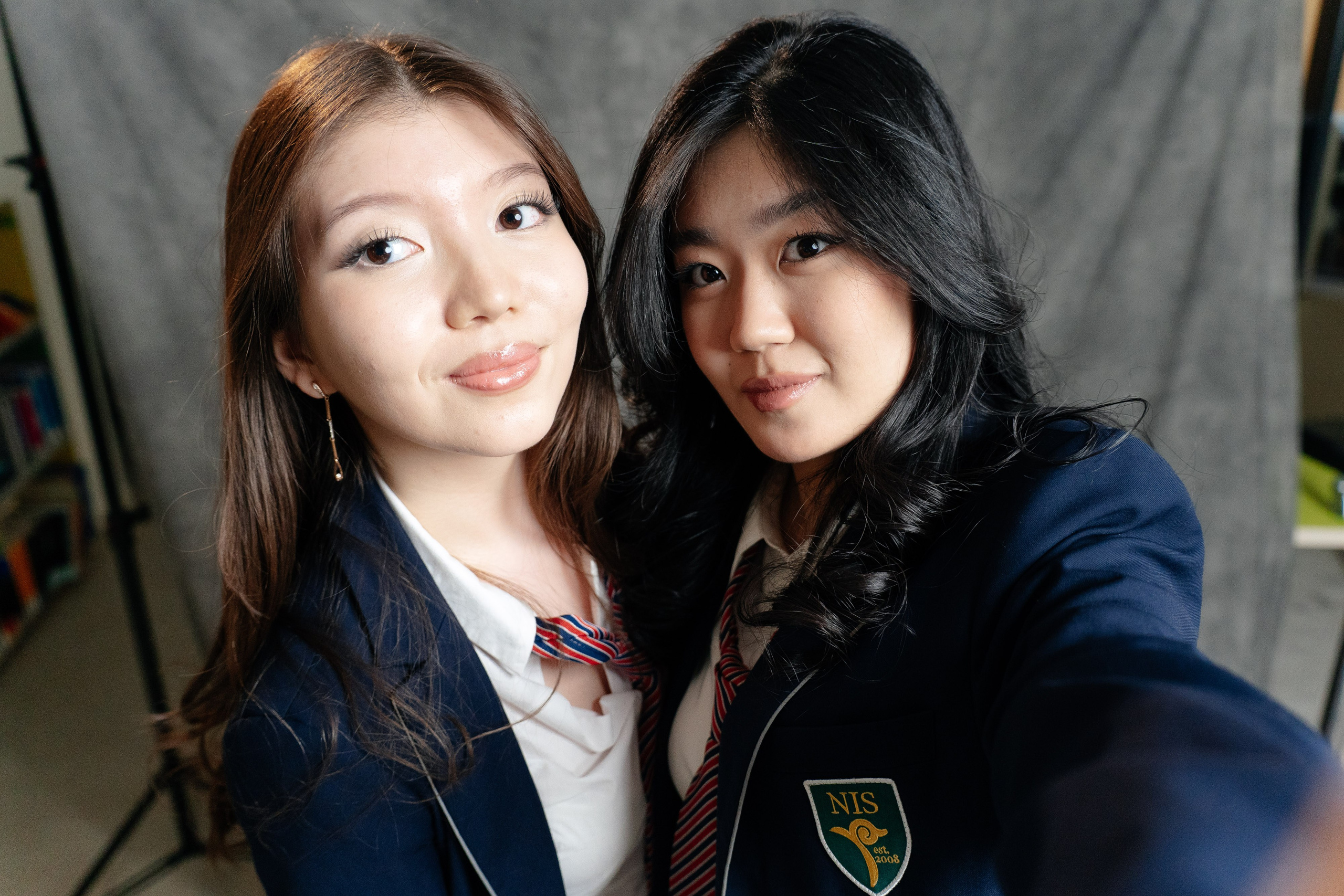 По двое. Выпускные альбомы в Нур-Султане (Астана) и по всему Казахстану