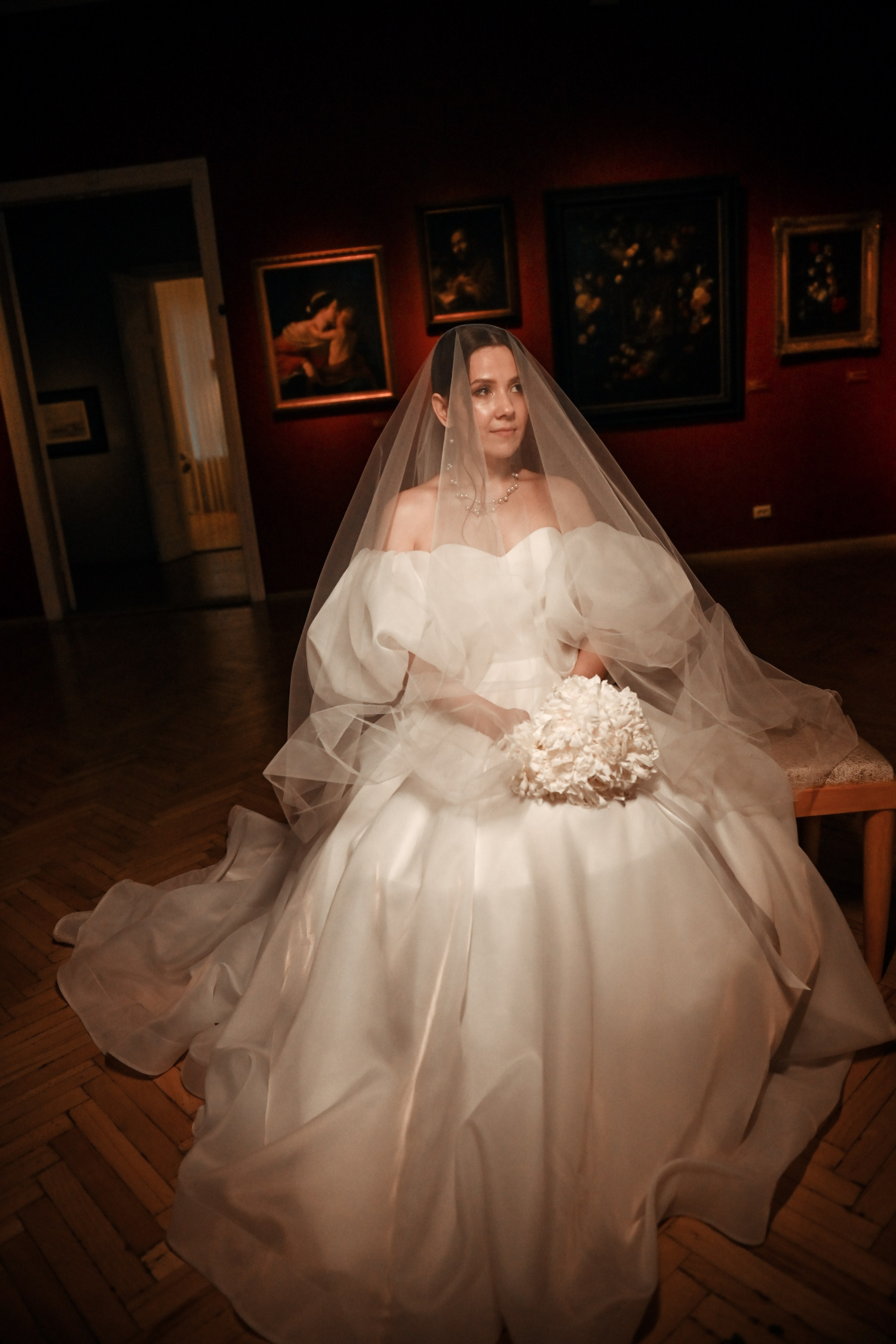 Небольшая свадебная серия в музее и прогулкой под дождем Эльмиры и Ризата. Свадебный, семейный, детский, контент фотограф в Омске Максим Ильин