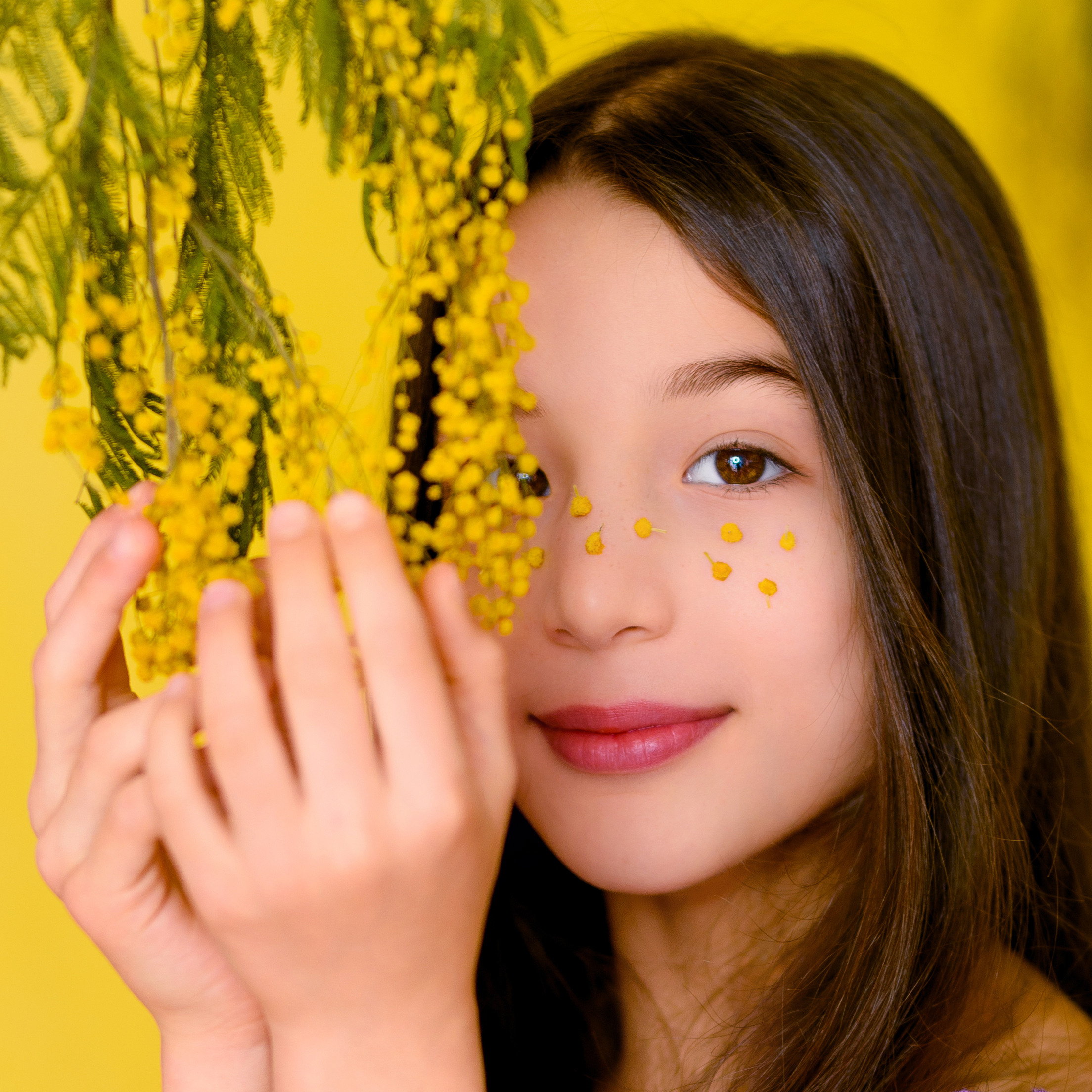 Фотосессия с мимозой. Детский студийный фотограф Сочи