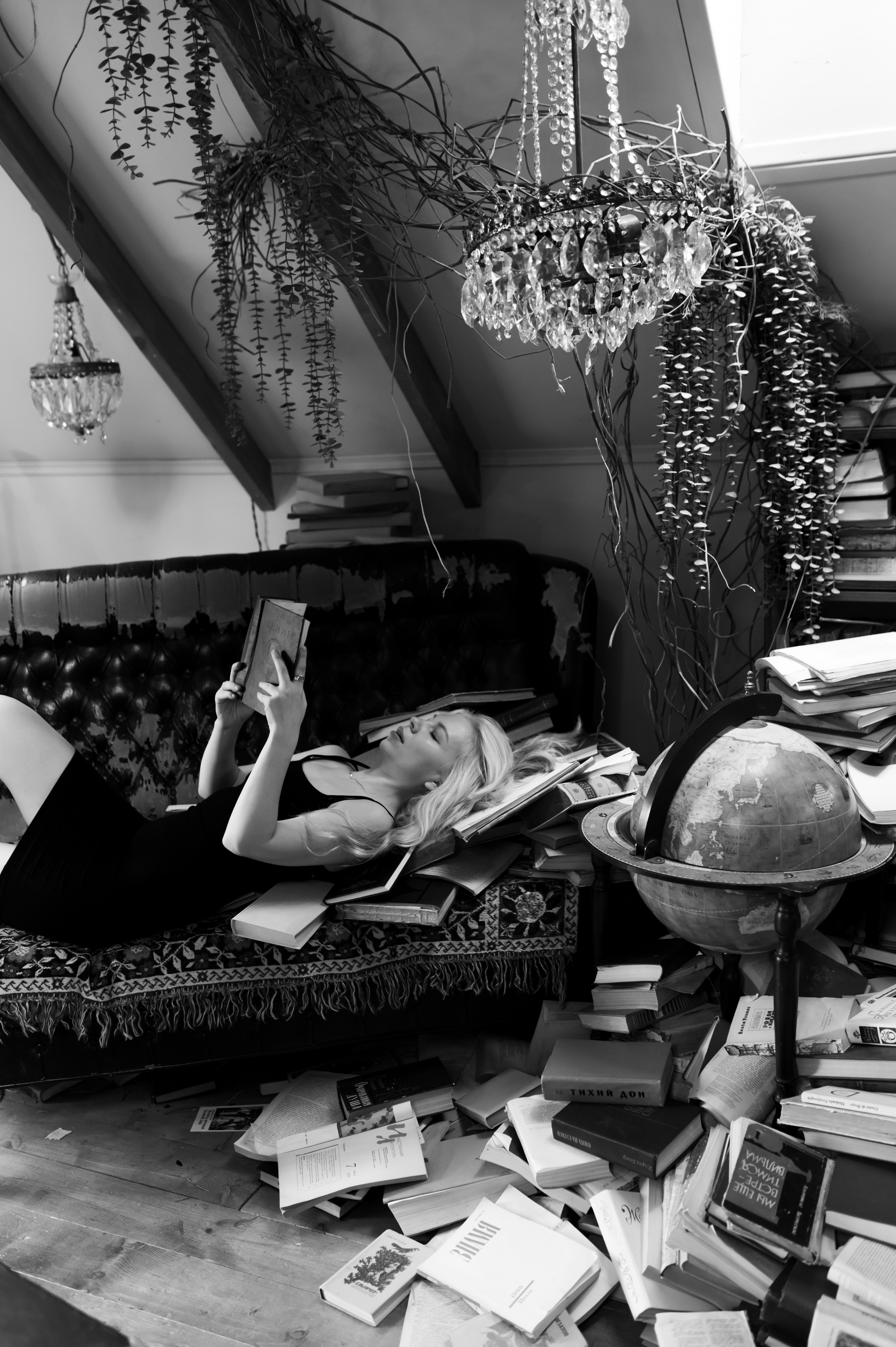 Катя. Заброшенный чердак. Фотограф Марина Росси