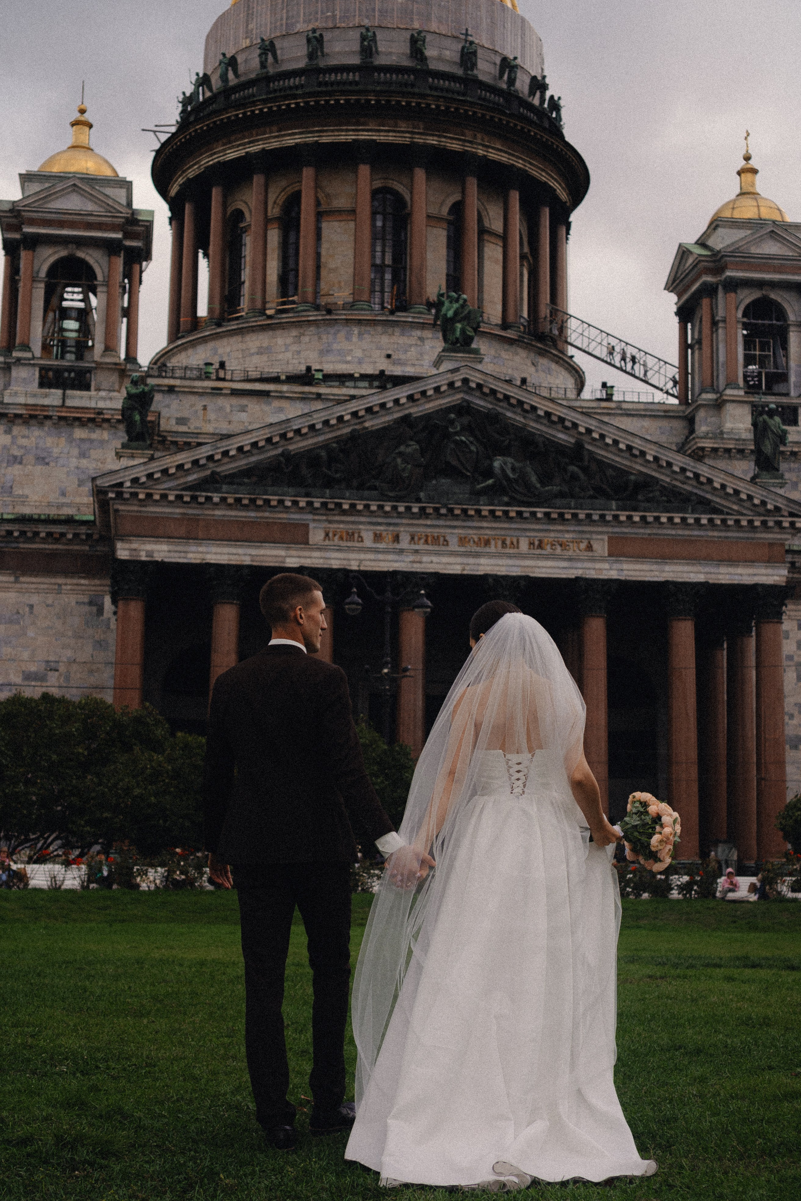 СВАДЕБНАЯ ПРОГУЛКА В САНТК-ПЕТЕРБУРГЕ (ИСАКИЕВСКИЙ СОБОР, ЗИМНЯЯ КАНАВКА, ЭРМИТАЖ И БОЛЬШАЯ МОРСКАЯ УЛИЦА). Профессиональный фотограф, Санкт-Петербург — Виктория Богомолова