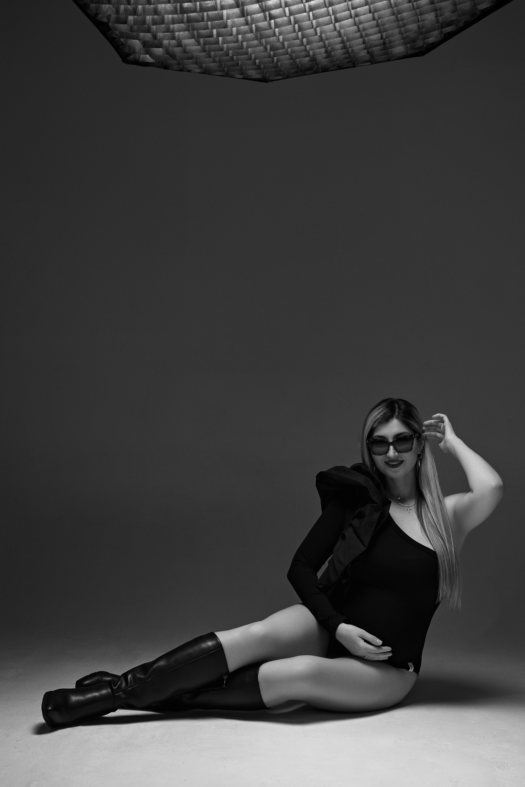 Красивая Беременная женщина в студии на циклораме. Компания и фотошкола по созданию контента в Москве