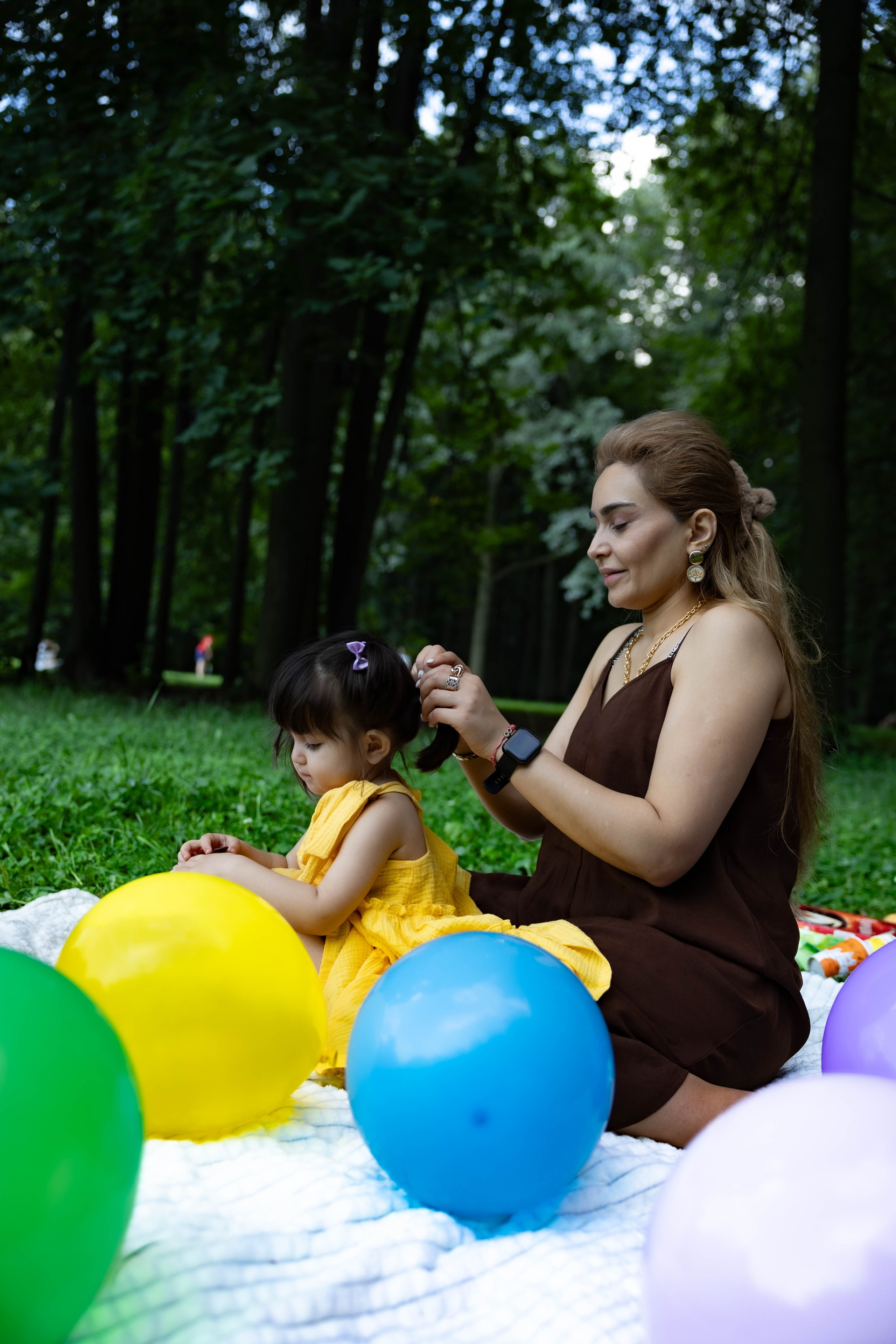 Прогулка мамы и дочки в парке