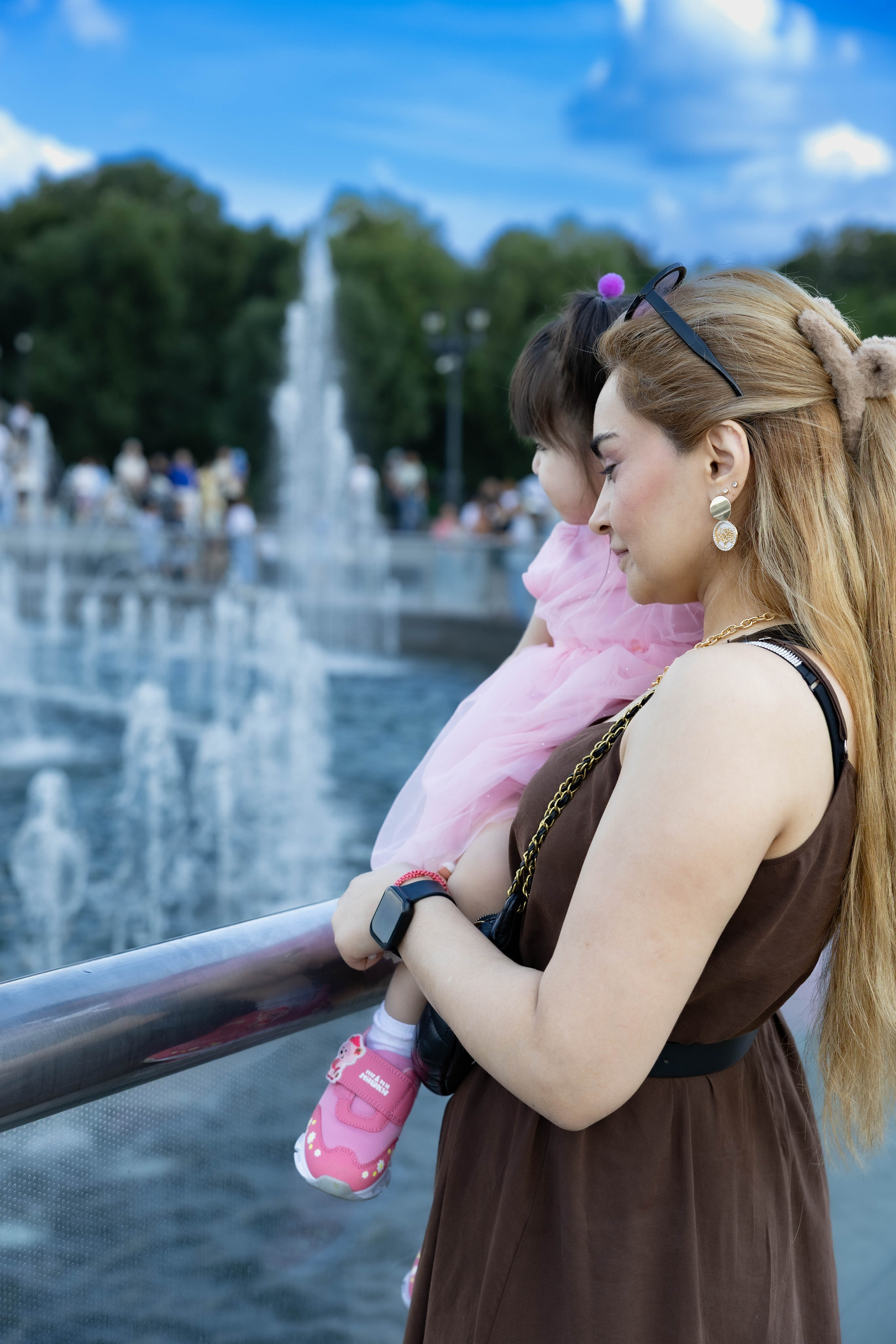 Прогулка мамы и дочки в парке