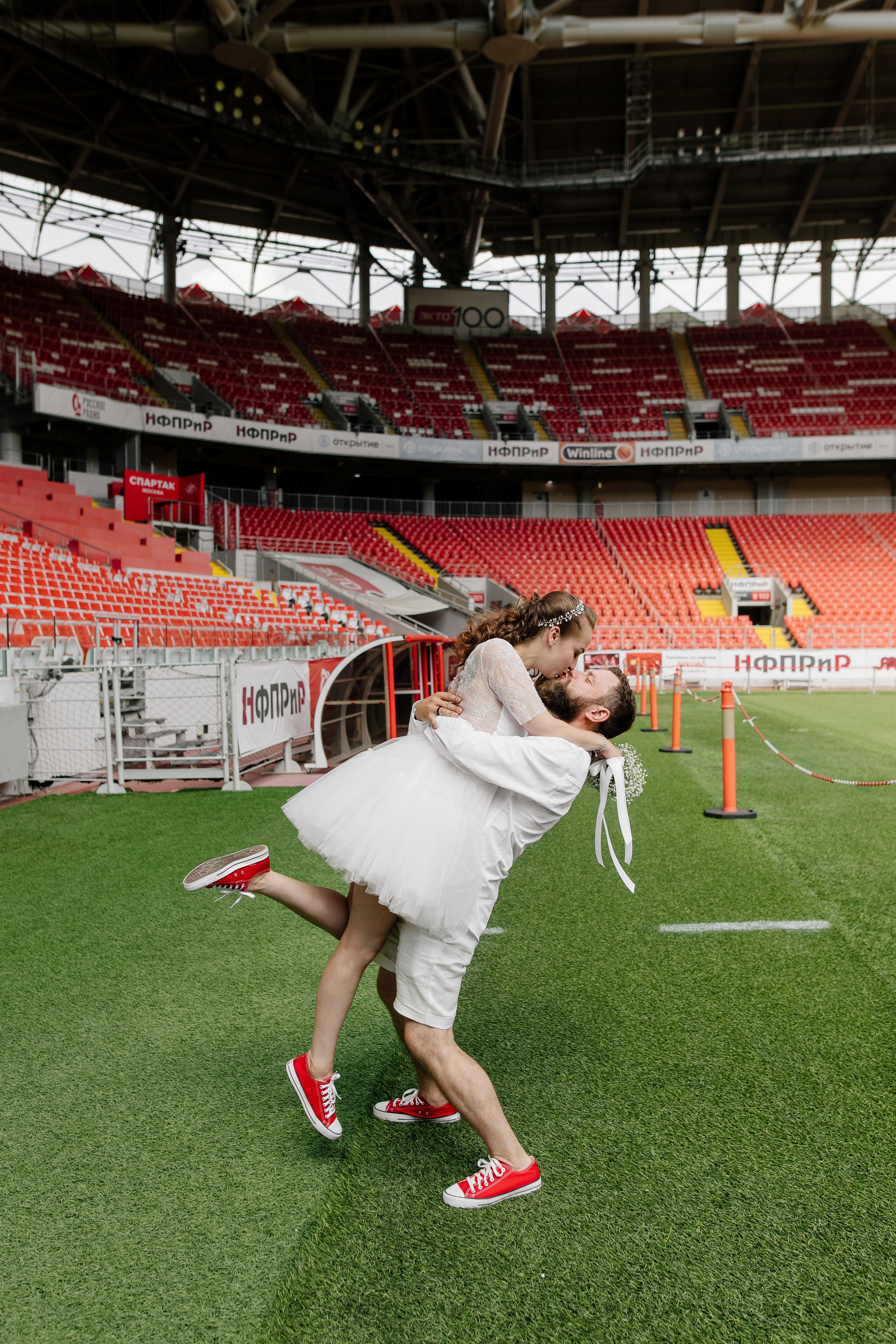 Свадьба на стадионе Спартак Лукойл Арена, свадьба на Северном речном вокзале, свадьба в метро, новые адреса счастья. Свадебный и семейный фотограф Екатерина Иванова
