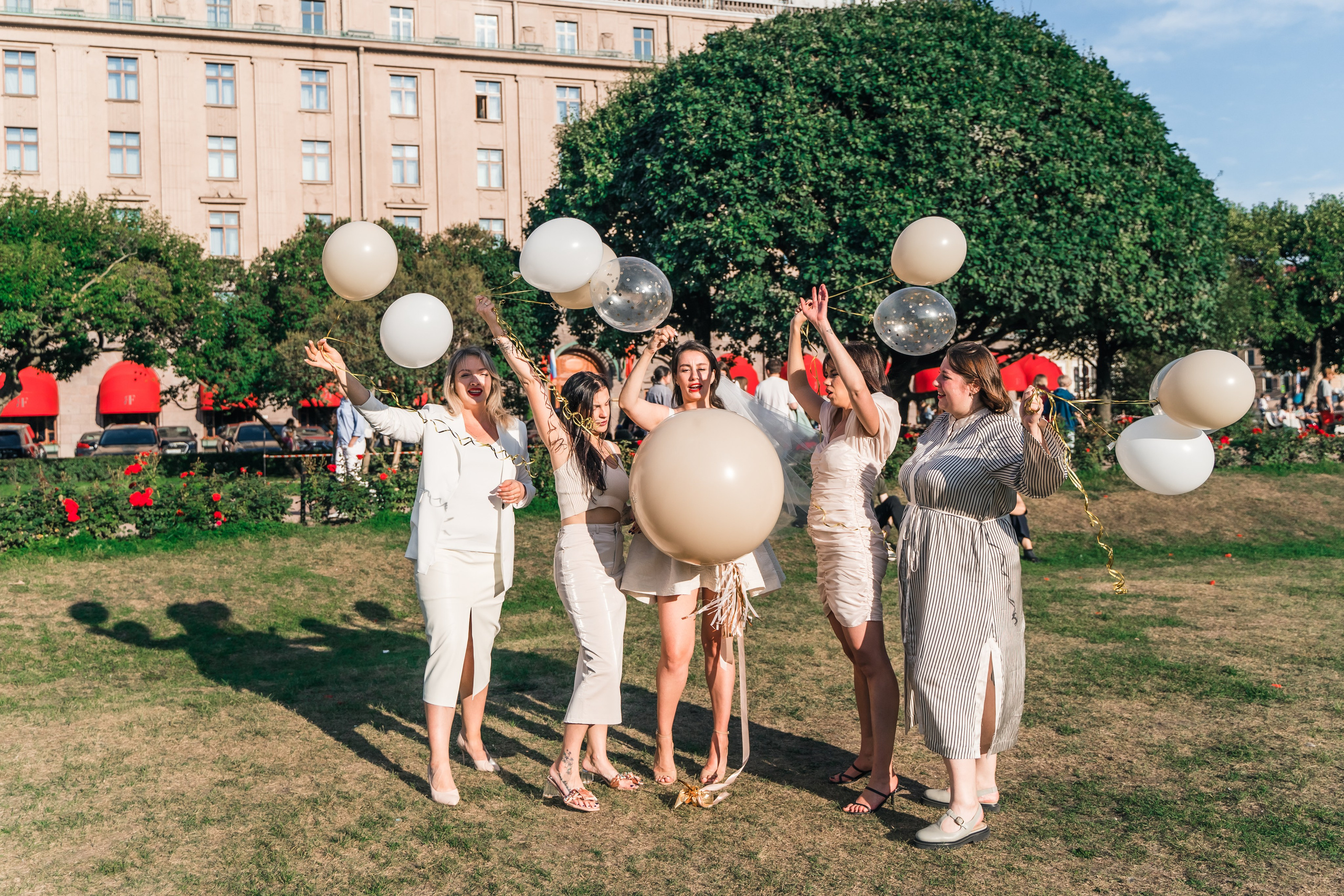 Фотосъемка девичника, встреча девушек, веселые женские портреты