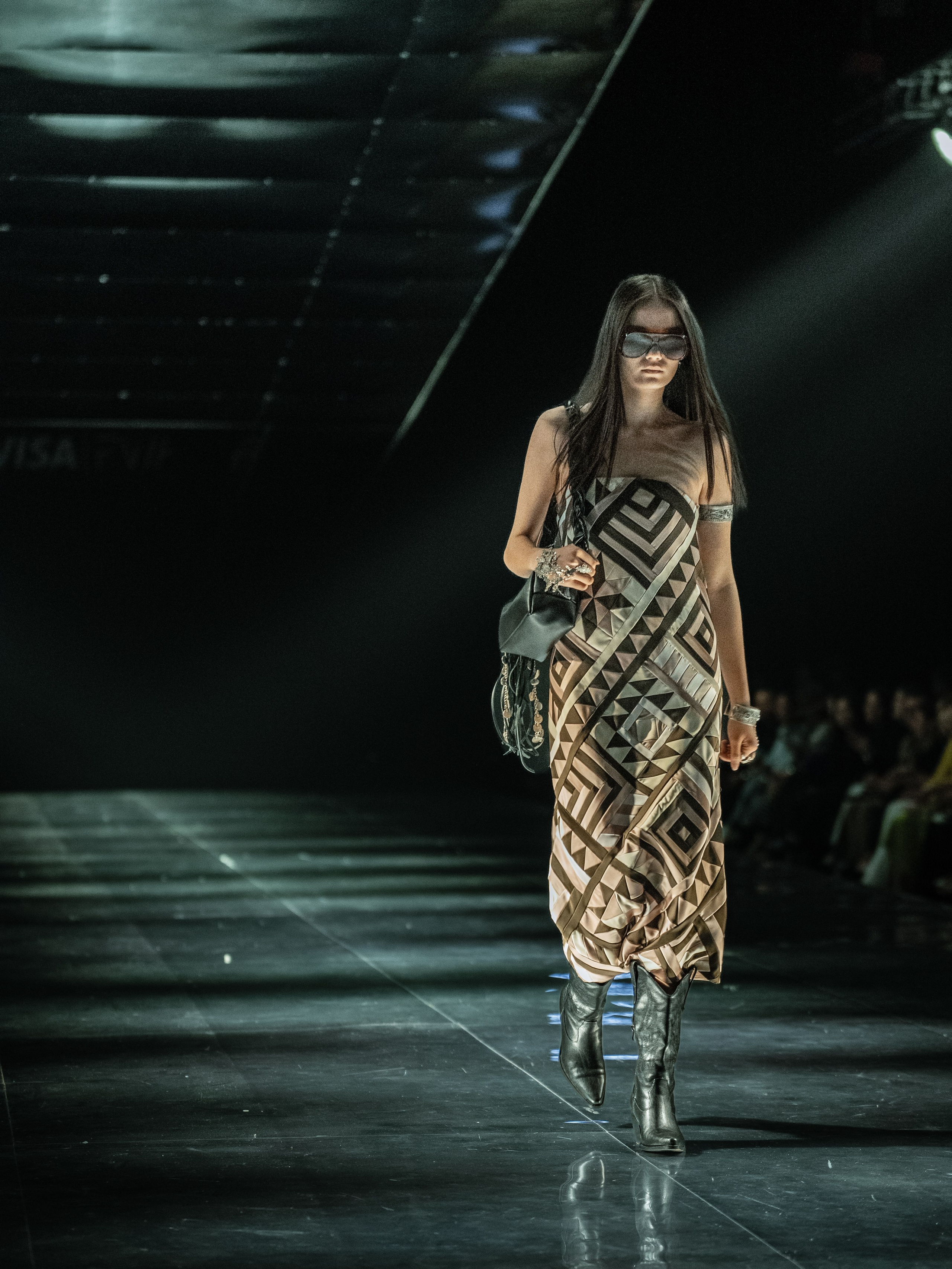 Visa Fashion Week Almaty Pre-Fall 2026 April Leonid Zherebtsov. Сайт Алматинского НЮ АРТ, будуар и фэшн фотографа Дениса Карпенко