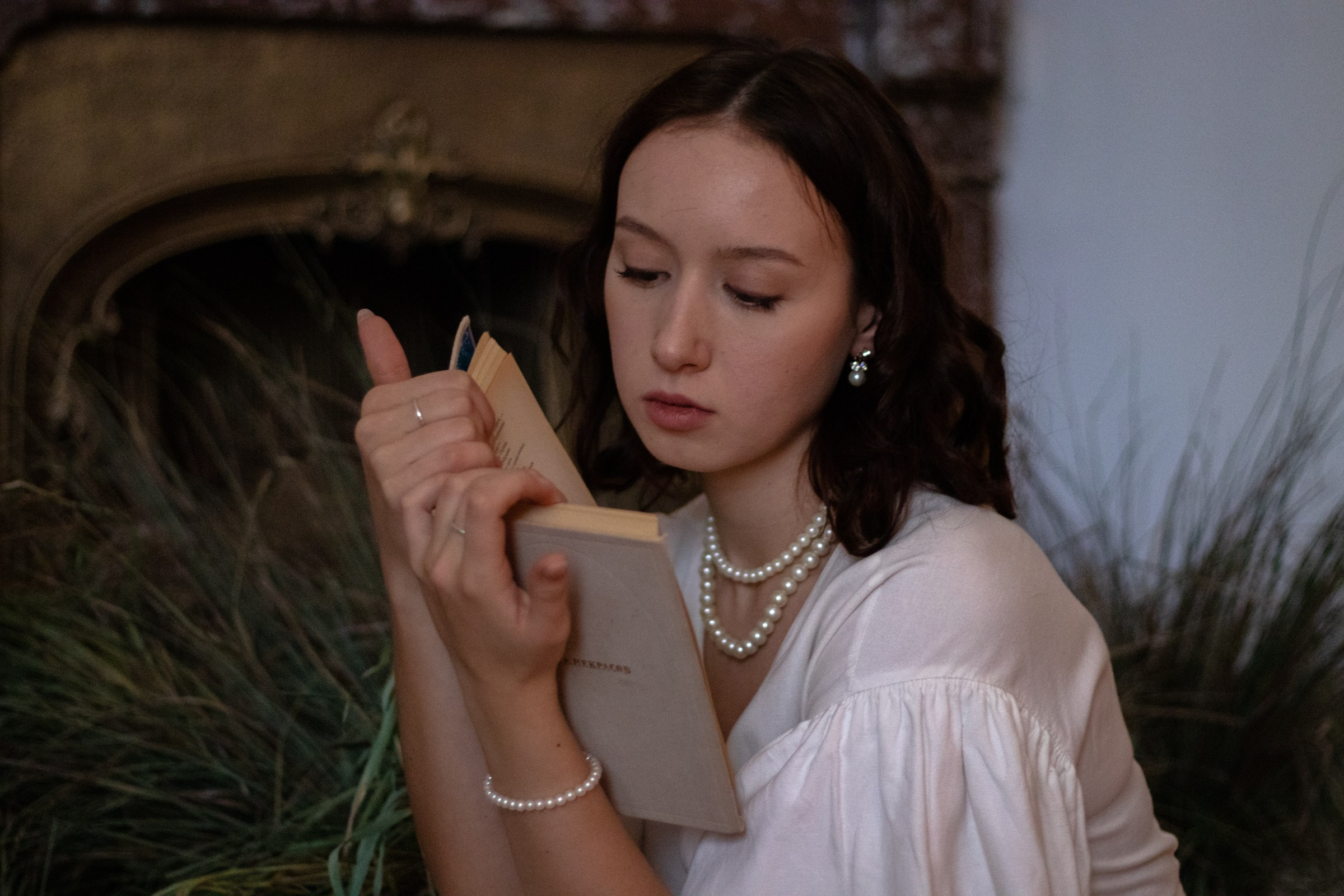 Девушка читает книгу на фотосессии