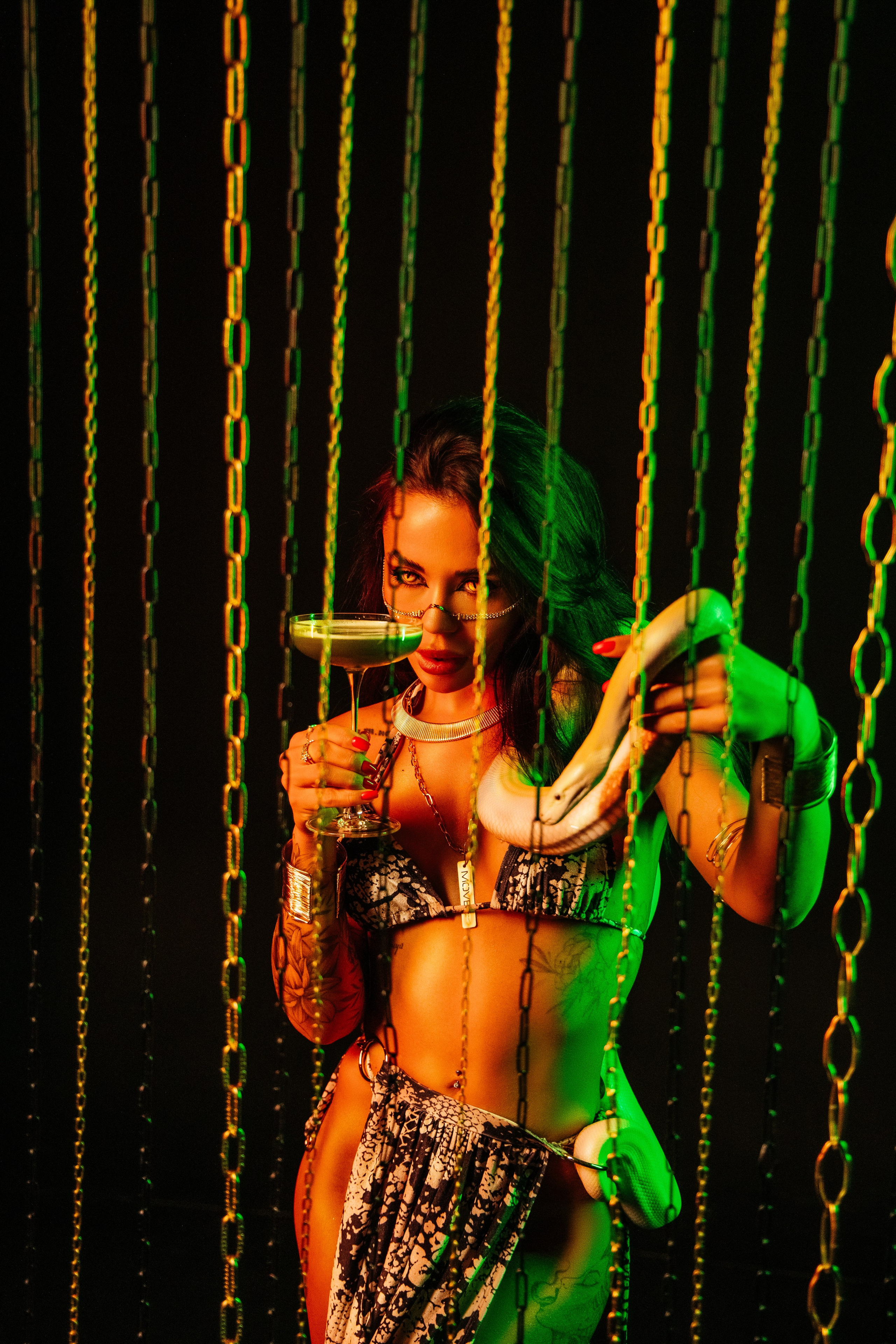 Таня Chokolatee и змея. Фотосессия красивой девушки со змеёй. Валентина Похомова — профессиональный фотограф в Екатеринбурге