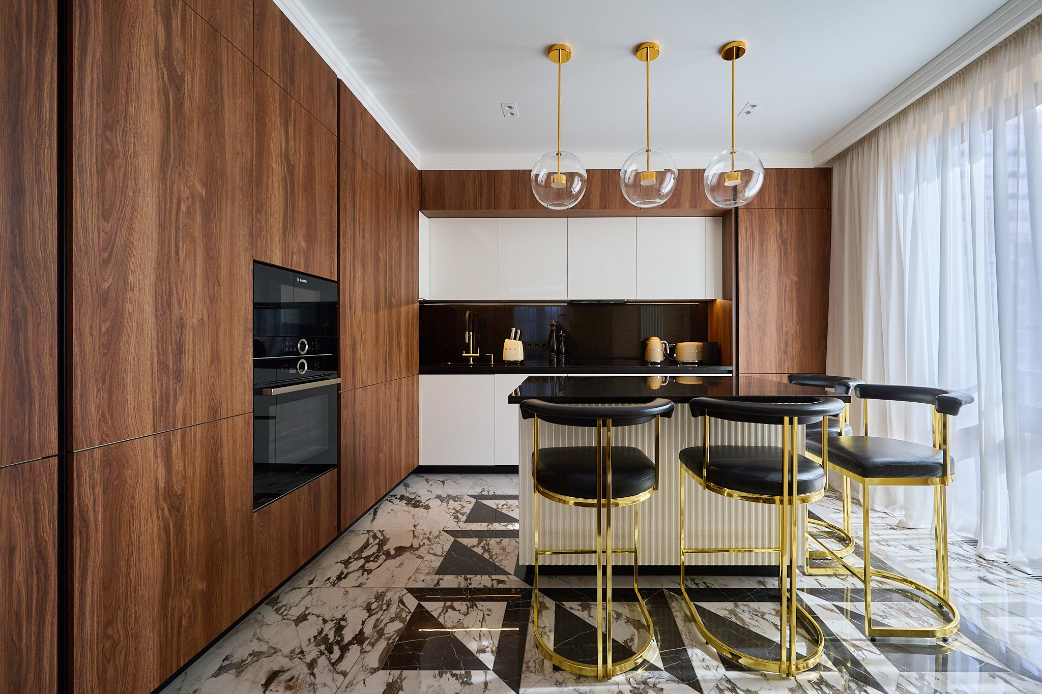 кухня коричневые оттенки высокие черные стулья  