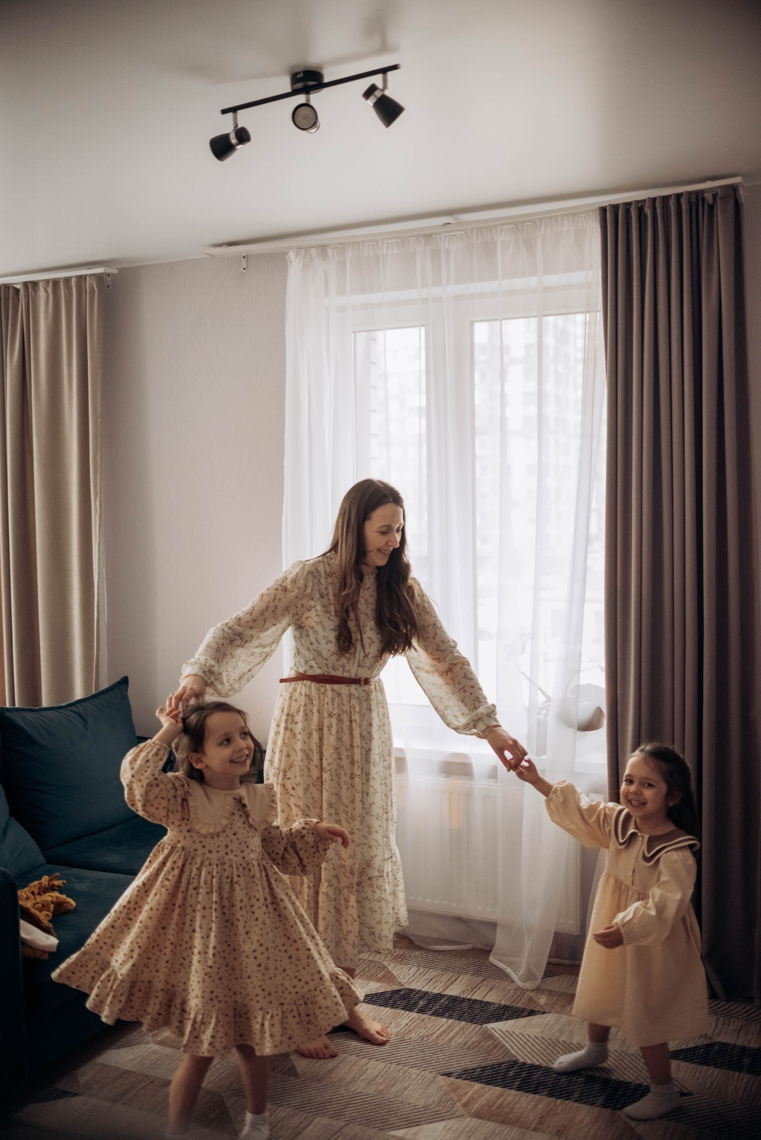 Домашняя фотосессия для мамы и дочек, с цветами, весной, к 8 марта. Семейный фотограф в Железнодорожном Масаева Елена