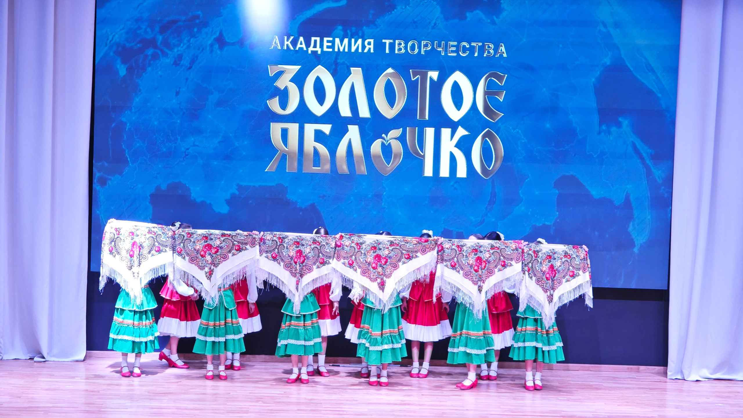 1 ноября 2025 г, г. Бохтар, Таджикистан. Золотое яблочко