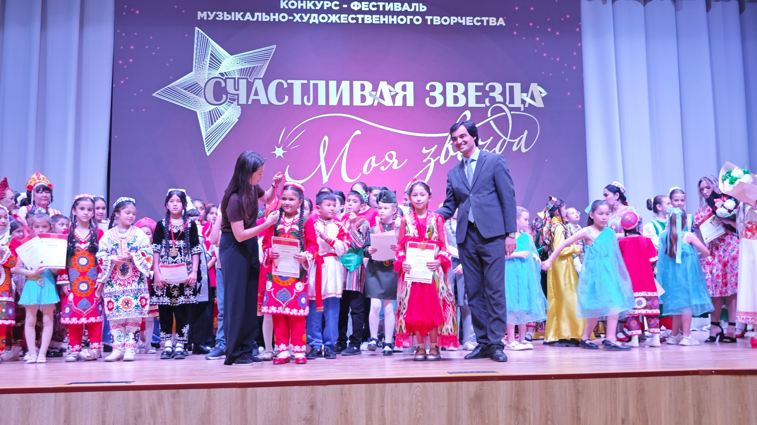 1 ноября 2025 г, г. Бохтар, Таджикистан. Золотое яблочко