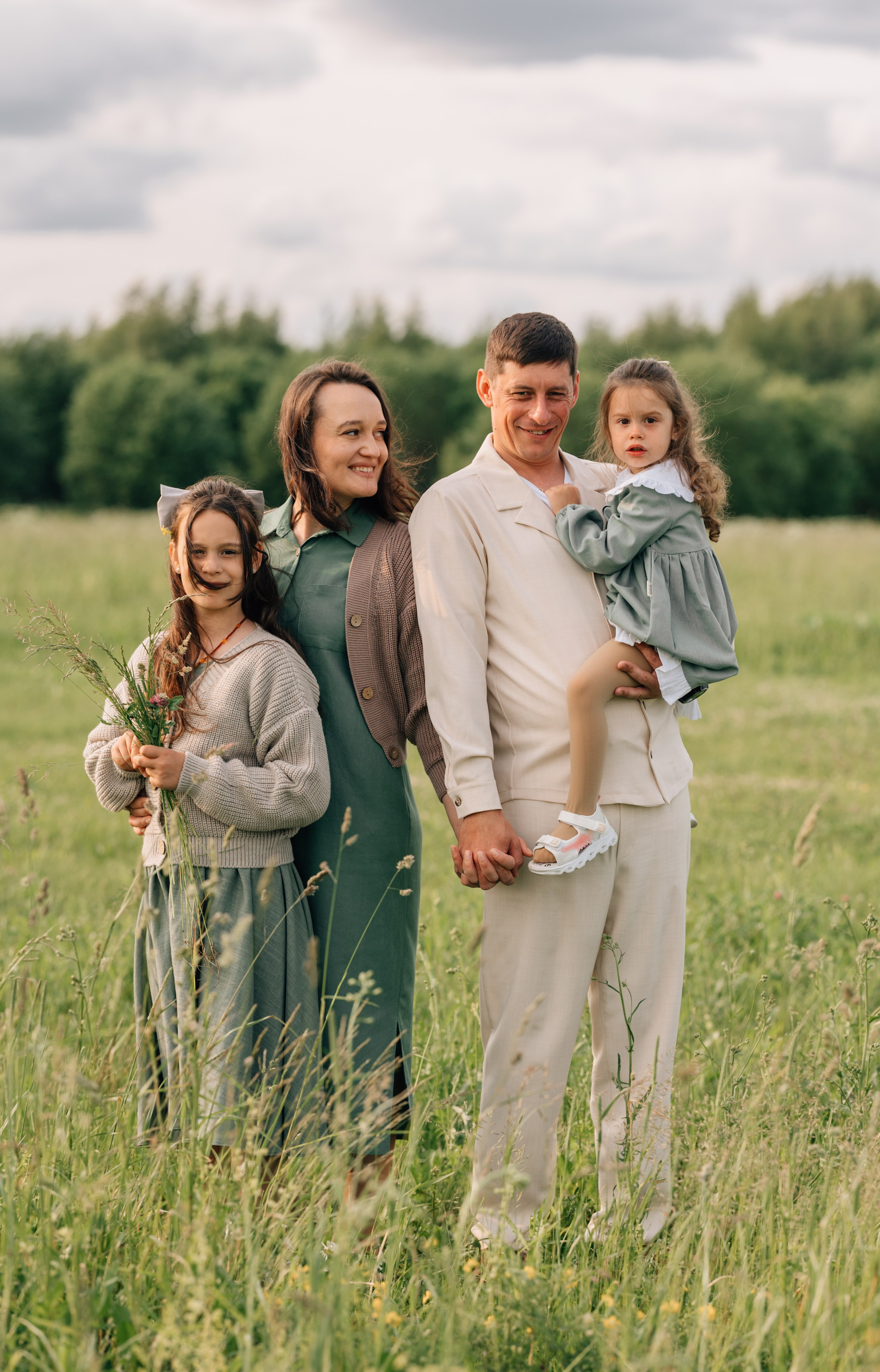 Анна, Марчелло, Настенька и Влада в поле. Фотограф Москва Светлана Кирюшина
