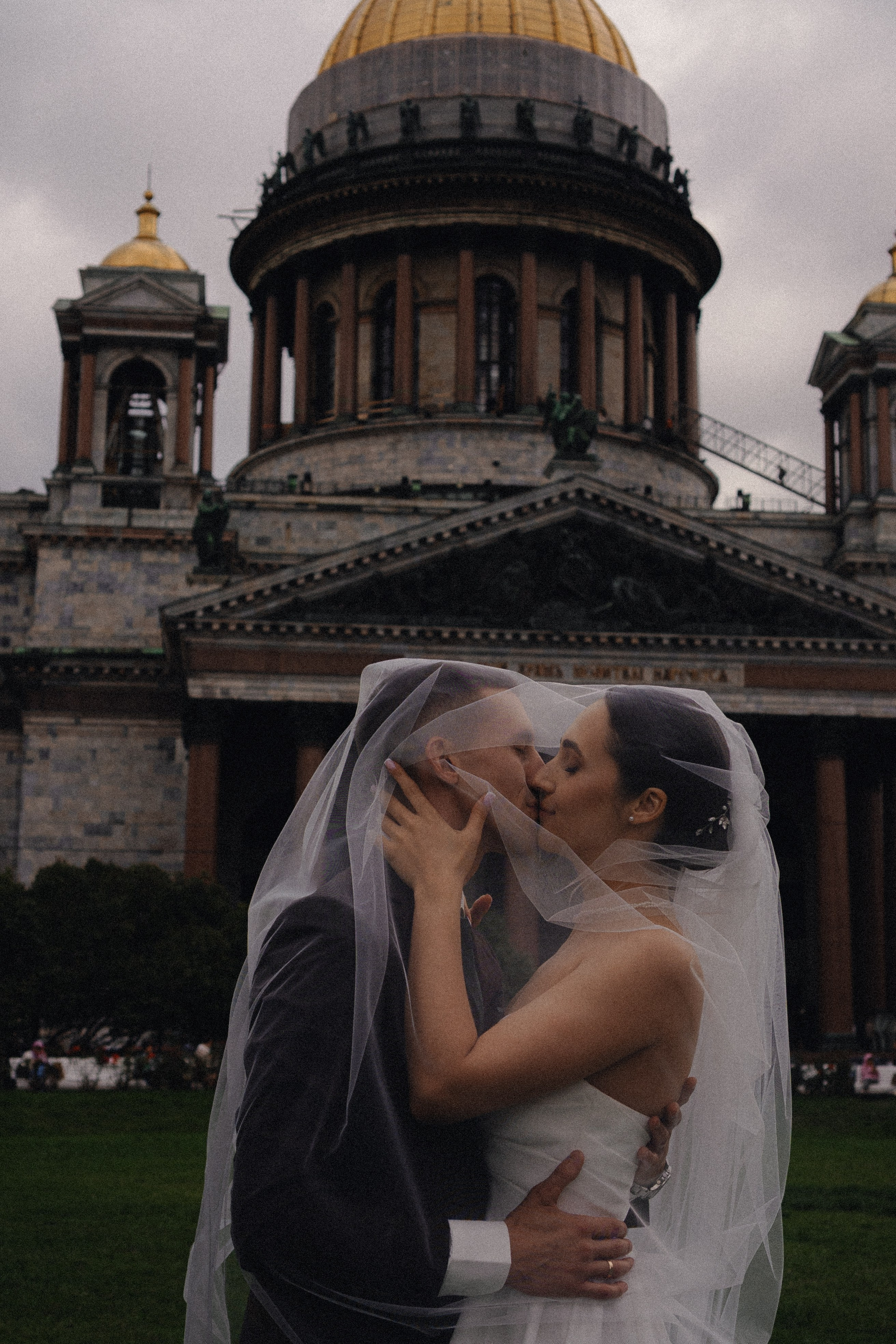 СВАДЕБНАЯ ПРОГУЛКА В САНТК-ПЕТЕРБУРГЕ (ИСАКИЕВСКИЙ СОБОР, ЗИМНЯЯ КАНАВКА, ЭРМИТАЖ И БОЛЬШАЯ МОРСКАЯ УЛИЦА). Профессиональный фотограф, Санкт-Петербург — Виктория Богомолова