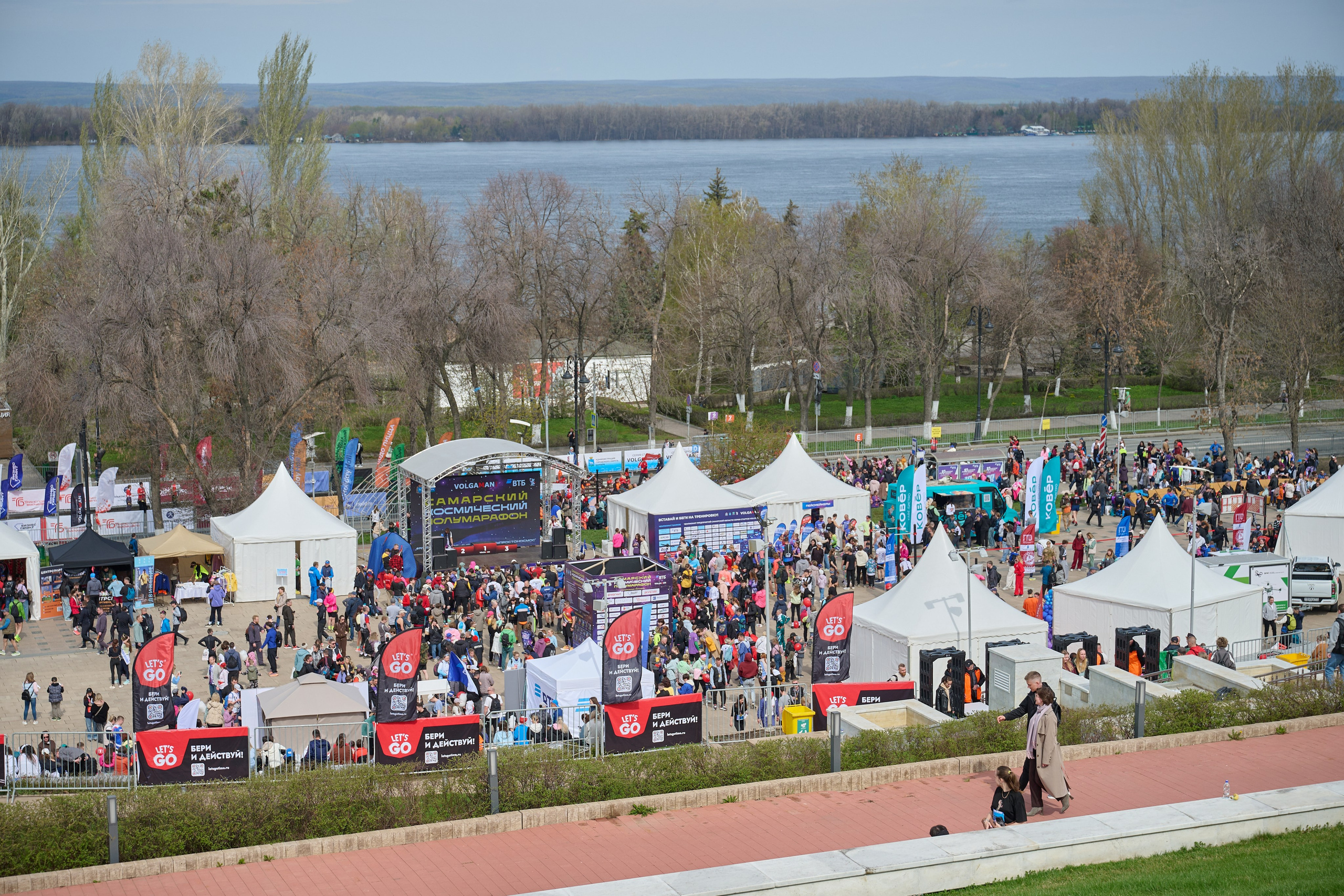 Самарский космический полумарафон 2026 (с командой ВТБ). Фотограф в Самаре