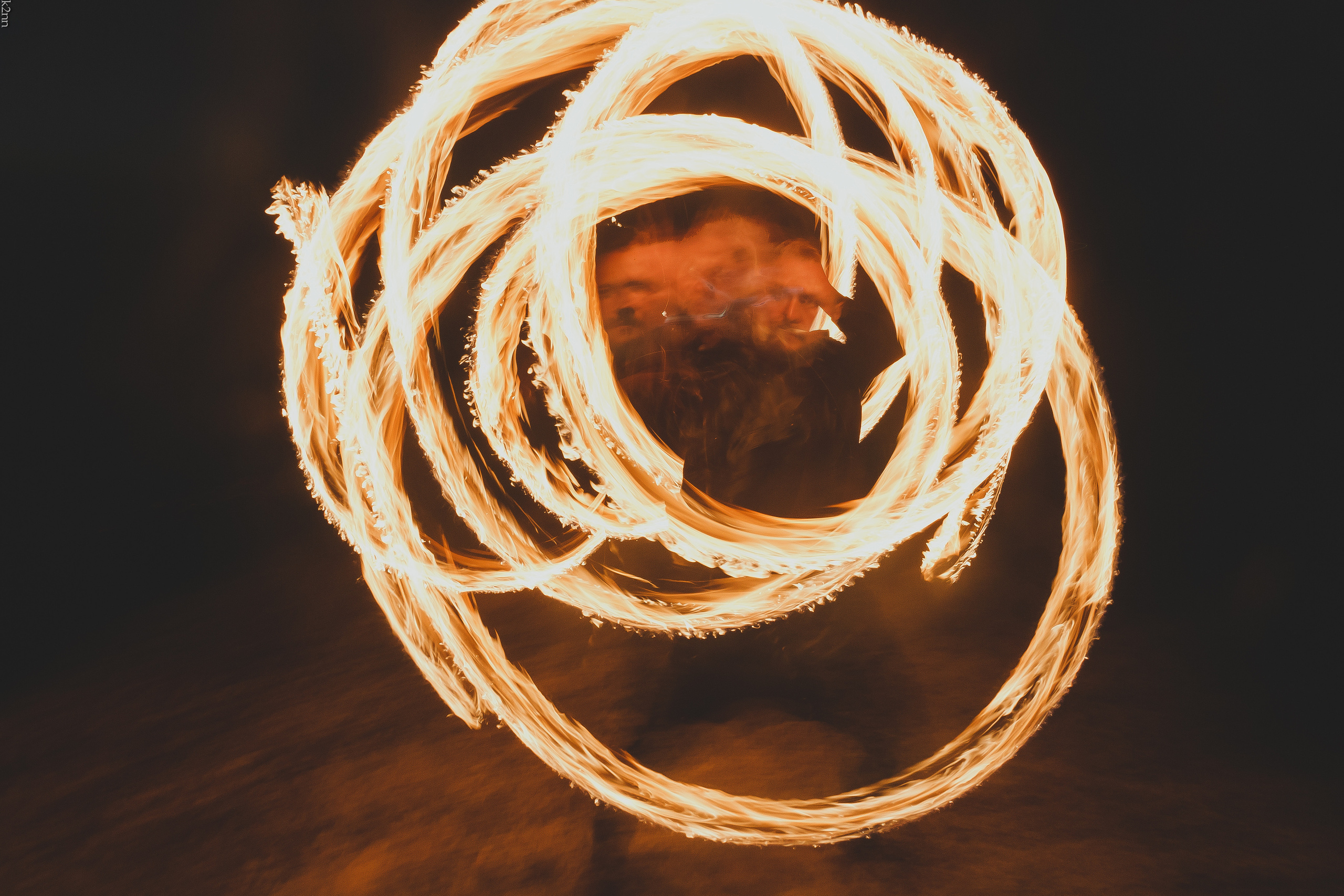 фаершоу, огонь шоу, фаер шоу, фризлайт, фаерщик, фаерщица, фото сьемка огня, freezelight, как снимать огонь ночью, fire show, танец с огнем, уличное шоу,  светодиодная плетка, фестиваль Sun Spirit, sun spirit, пои, огонь, фотограф Антон Катунин, фотограф, фотосьемка Крым, фотограф Симферополь, портфолио репортажного фотографа, репортажный фотограф, фотограф репортажная съемка 