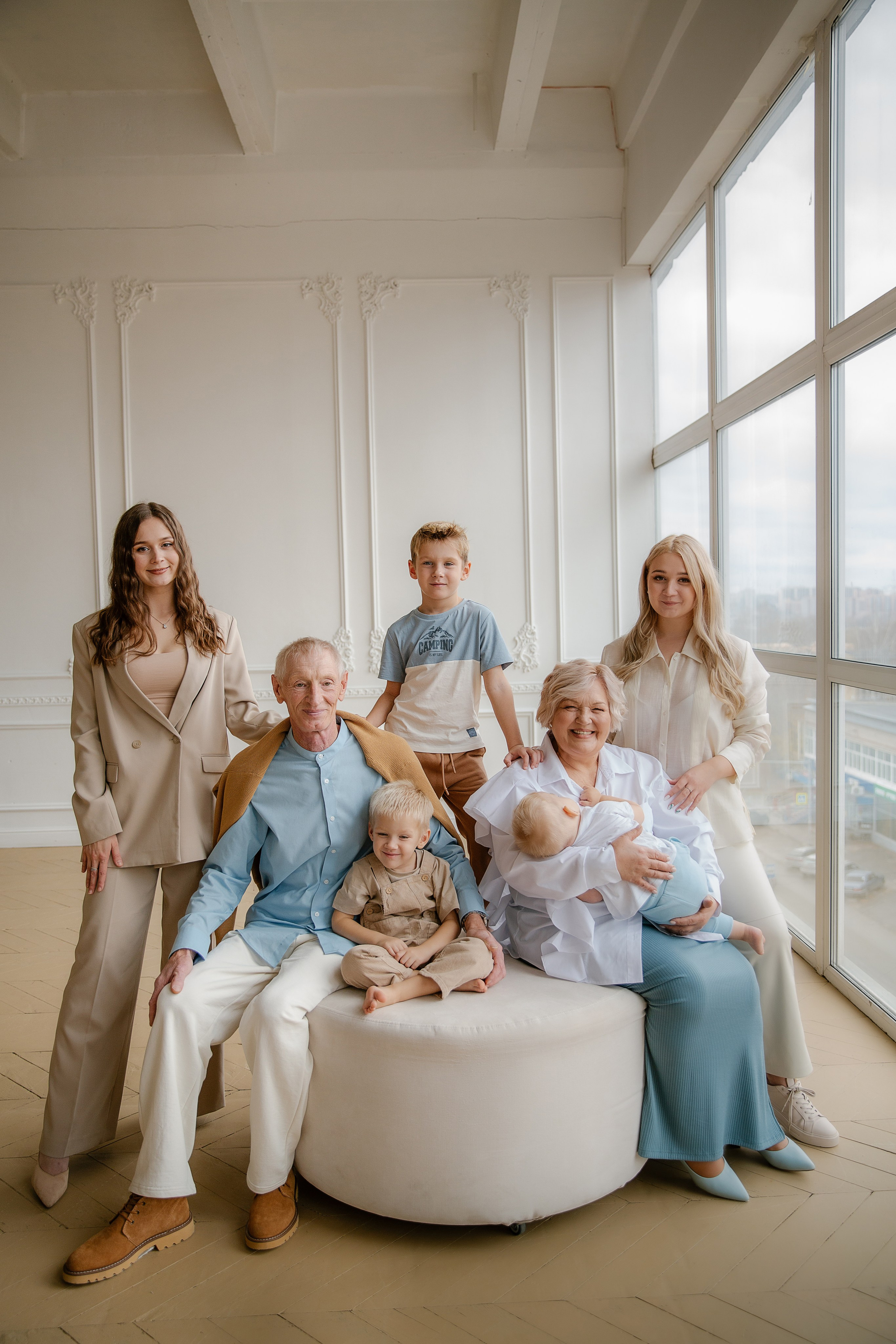 Фотосессия большой семьи в студии