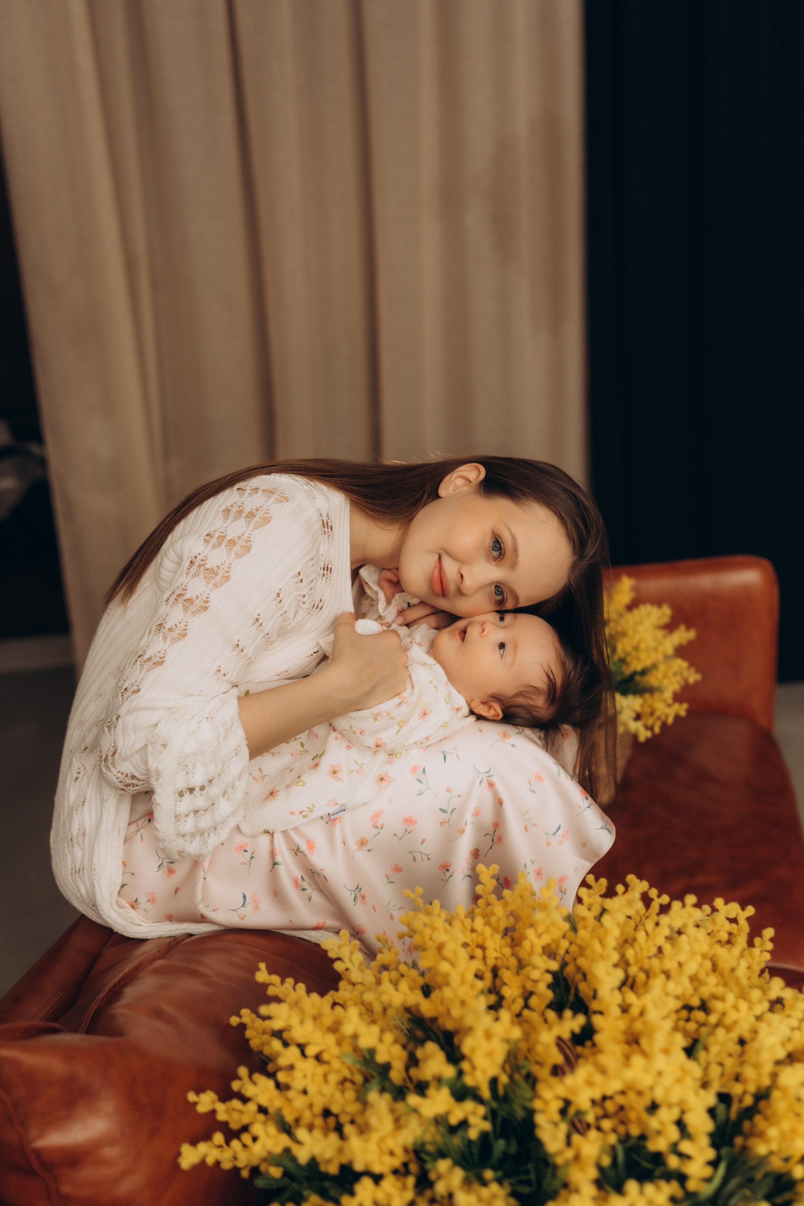 Мама с дочкой и мимозы. Семейный фотограф в Казани