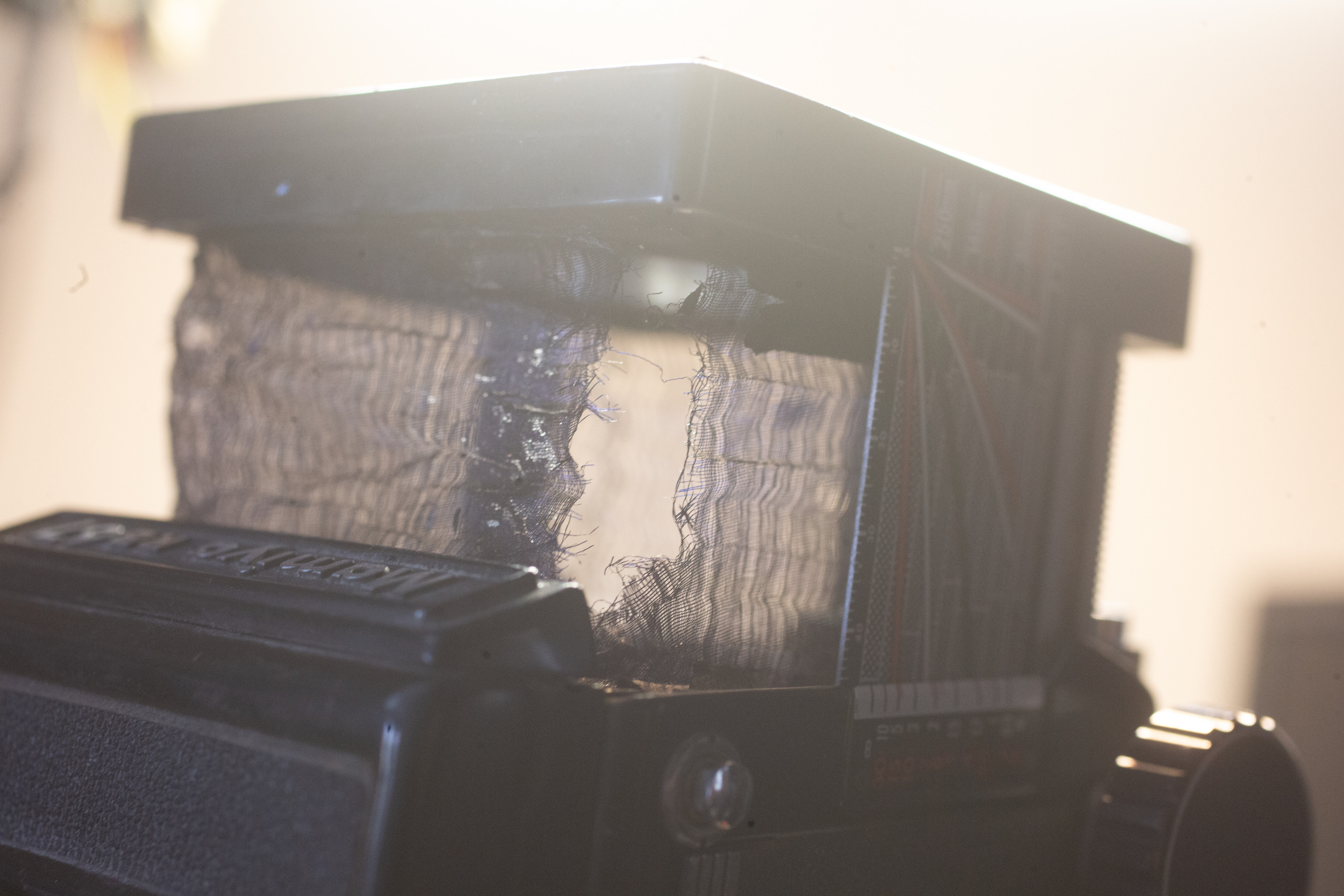 Мария,авито.Рб замена меха и большое то.Куча корозии и мех без меха!Постов не было - делал дом.на днях поставил окна и готов вновь вести блог,камеры чинил но ничего не выкладывал.В конце января ко мне обратилась девушка на авито с проблемой:поменять мех на рб про(первая самая 1968г).Мех - прозрачный в прямом смысле.Вся камера в его остатках.Задник не крутиться.Меха она купила(1 на рз как оказалось,второй на рб).Мех сейчас клеится.Камера имеет вид что она видела некоторое дерьмо.