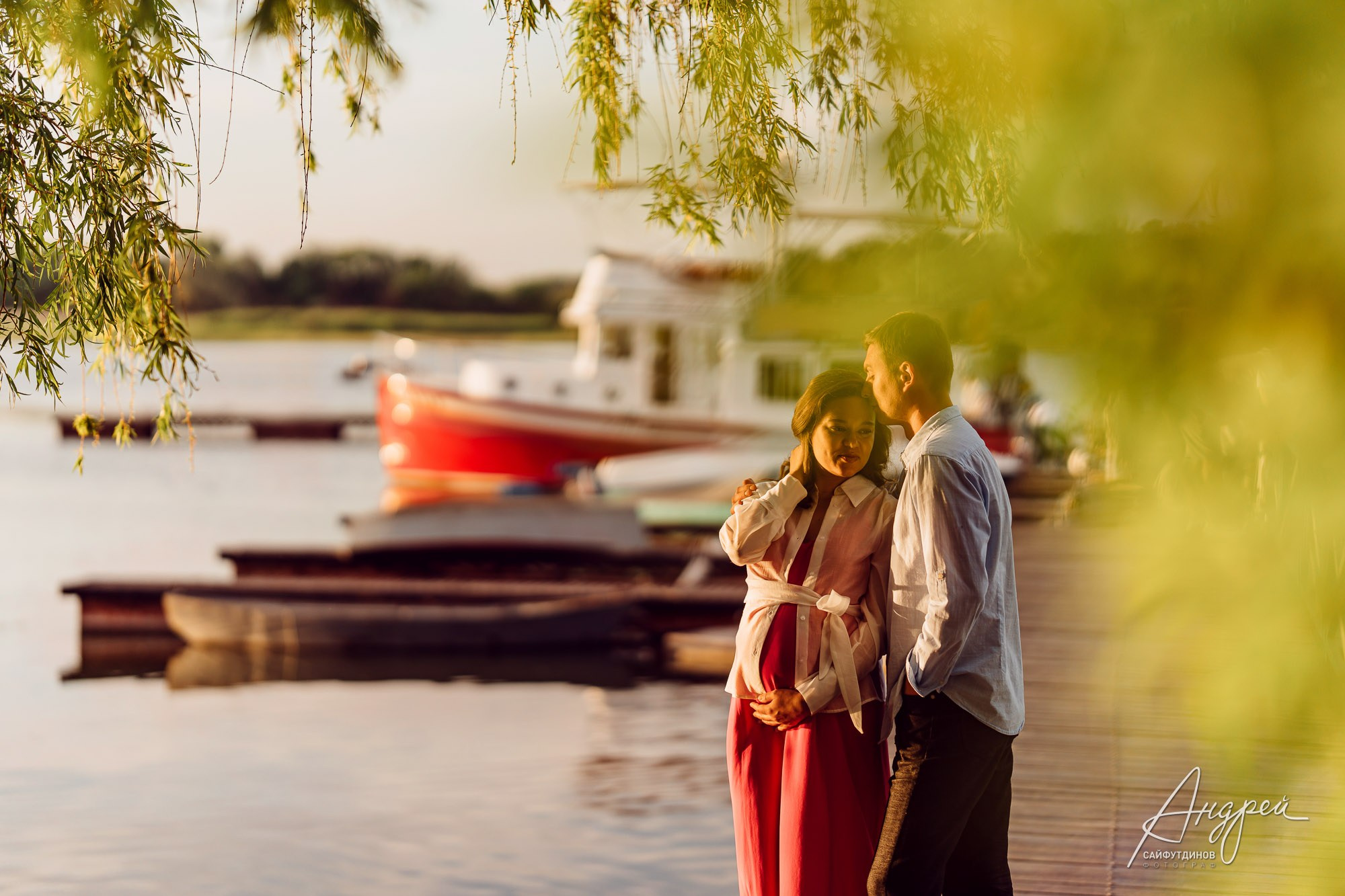 Фотосессия беременности в Олд Хаус | Нежный поцелуй в лоб на причале с яхтами | Фотограф Андрей Сайфутдинов Ростов-на-Дону